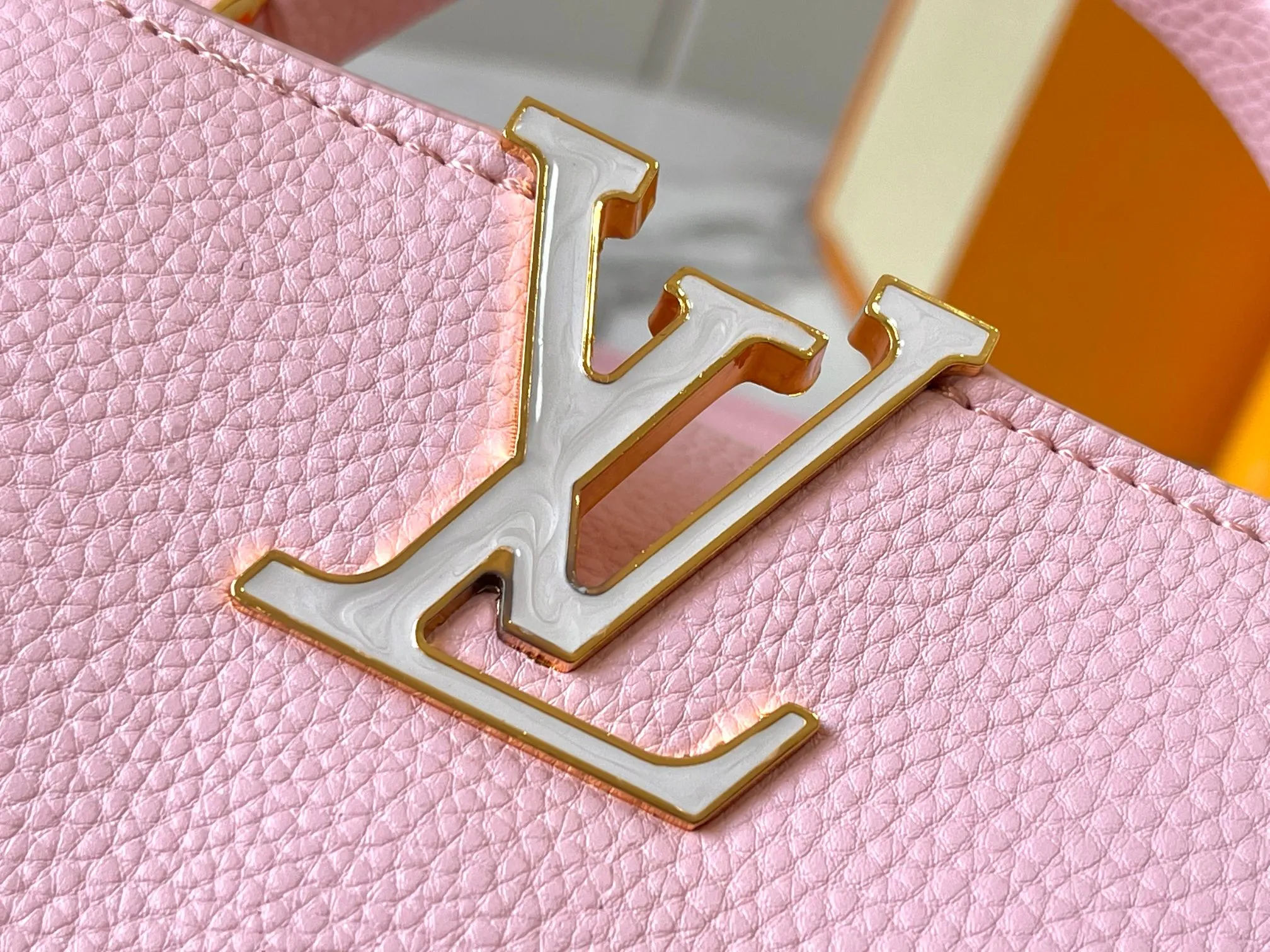p460 [Guangzhou top quality original] M14970 pink Capucines mini series is named after the Paris street where Louis Vuitton first opened its store in 1854. This time it is added to the Harmony series through a mini version design. Taurillon cow leather creates a classic structure, and the decorative chain gives the Monogram floral jewelry texture. There is plenty of space to store daily necessities such as short wallets, keys, and lipstick. Size:21×14×8cm