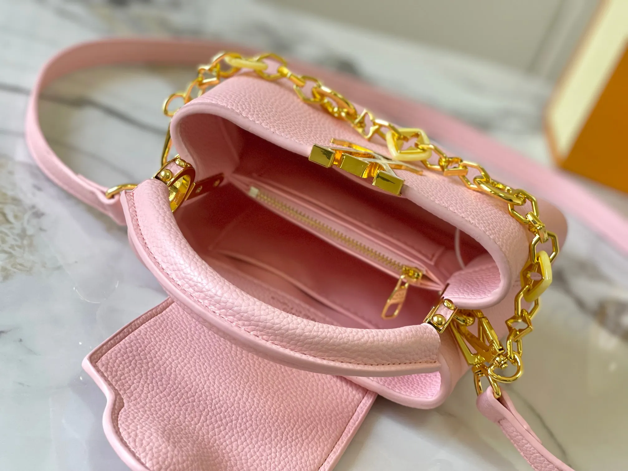 p460 [Guangzhou top quality original] M14970 pink Capucines mini series is named after the Paris street where Louis Vuitton first opened its store in 1854. This time it is added to the Harmony series through a mini version design. Taurillon cow leather creates a classic structure, and the decorative chain gives the Monogram floral jewelry texture. There is plenty of space to store daily necessities such as short wallets, keys, and lipstick. Size:21×14×8cm