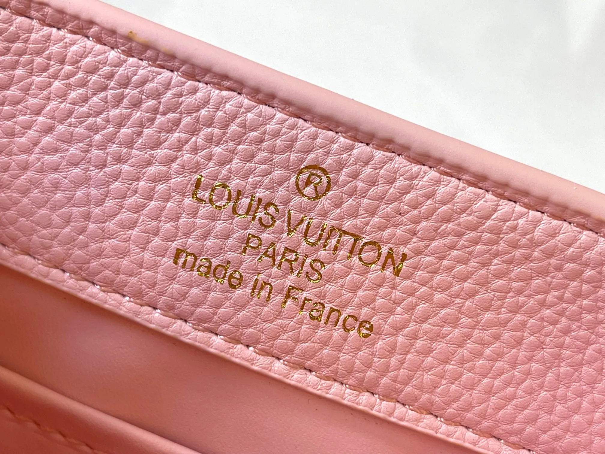 p460 [Guangzhou top quality original] M14970 pink Capucines mini series is named after the Paris street where Louis Vuitton first opened its store in 1854. This time it is added to the Harmony series through a mini version design. Taurillon cow leather creates a classic structure, and the decorative chain gives the Monogram floral jewelry texture. There is plenty of space to store daily necessities such as short wallets, keys, and lipstick. Size:21×14×8cm