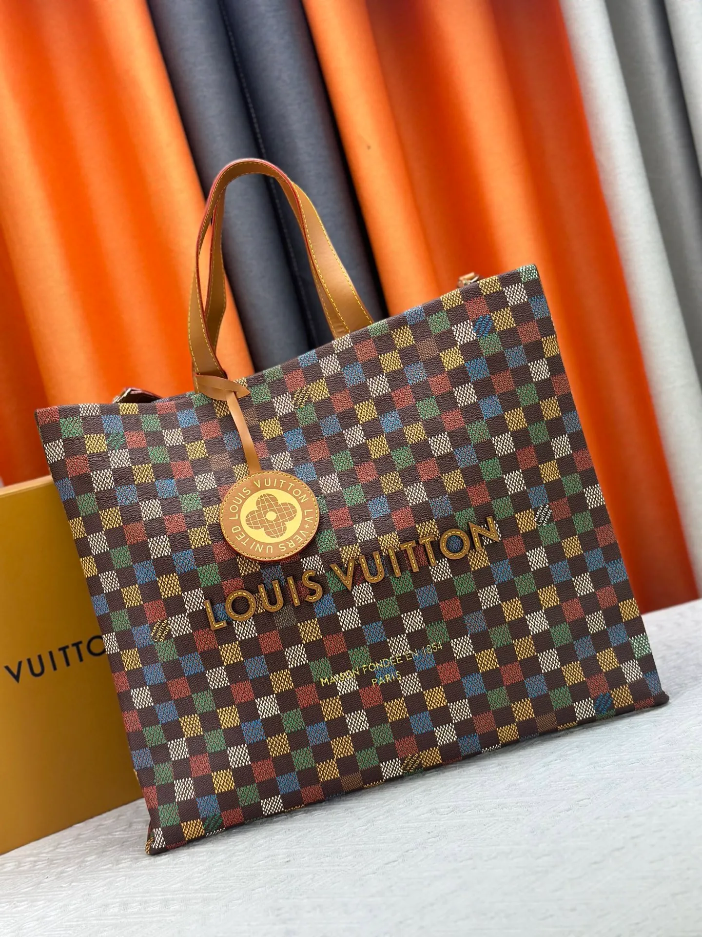 P300 M24457 Black Check Presbyopia Plaid Purple Grass Green Pink Black Orange Blue Green Gray Presbyopia Plaid Black Crocodile Pattern Orange Crocodile Pattern 13 Colors ✔️ This Shopper medium handbag draws inspiration from Louis Vuitton shopping bags, with the words Louis Vuitton and Maison Fondée En 1854 written on soft cow leather, with top handles and detachable shoulder straps. Dimensions: 42x34x16cm