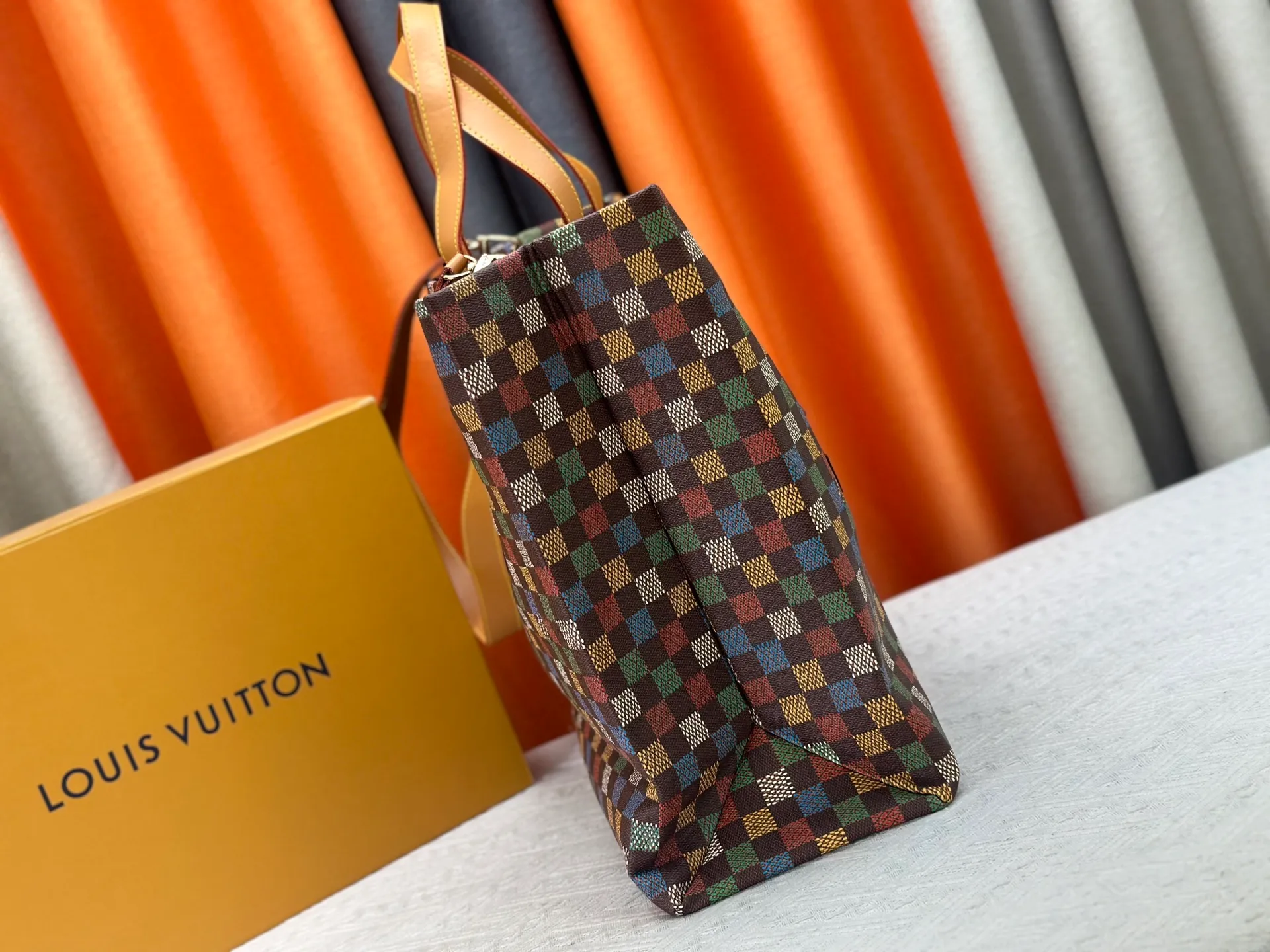P300 M24457 Black Check Presbyopia Plaid Purple Grass Green Pink Black Orange Blue Green Gray Presbyopia Plaid Black Crocodile Pattern Orange Crocodile Pattern 13 Colors ✔️ This Shopper medium handbag draws inspiration from Louis Vuitton shopping bags, with the words Louis Vuitton and Maison Fondée En 1854 written on soft cow leather, with top handles and detachable shoulder straps. Dimensions: 42x34x16cm