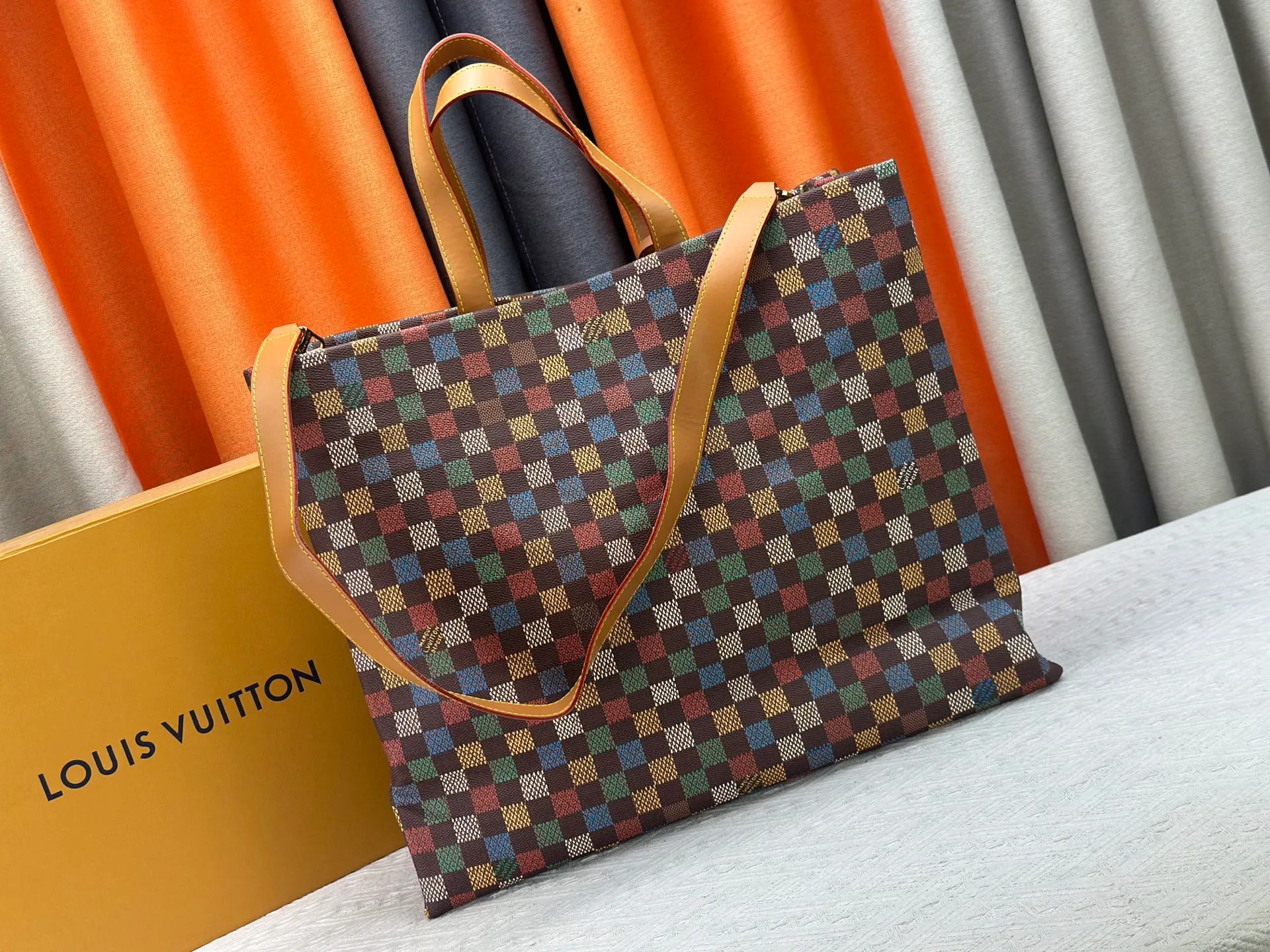 P300 M24457 Black Check Presbyopia Plaid Purple Grass Green Pink Black Orange Blue Green Gray Presbyopia Plaid Black Crocodile Pattern Orange Crocodile Pattern 13 Colors ✔️ This Shopper medium handbag draws inspiration from Louis Vuitton shopping bags, with the words Louis Vuitton and Maison Fondée En 1854 written on soft cow leather, with top handles and detachable shoulder straps. Dimensions: 42x34x16cm