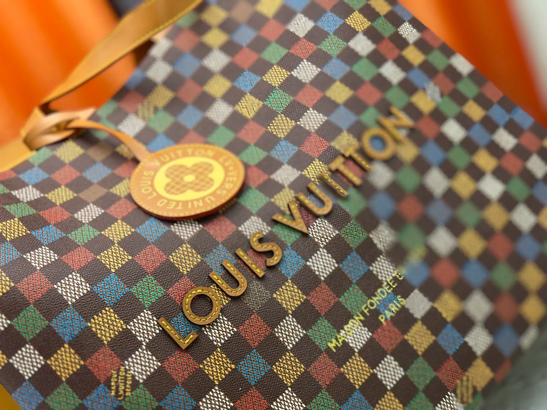 P300 M24457 Black Check Presbyopia Plaid Purple Grass Green Pink Black Orange Blue Green Gray Presbyopia Plaid Black Crocodile Pattern Orange Crocodile Pattern 13 Colors ✔️ This Shopper medium handbag draws inspiration from Louis Vuitton shopping bags, with the words Louis Vuitton and Maison Fondée En 1854 written on soft cow leather, with top handles and detachable shoulder straps. Dimensions: 42x34x16cm