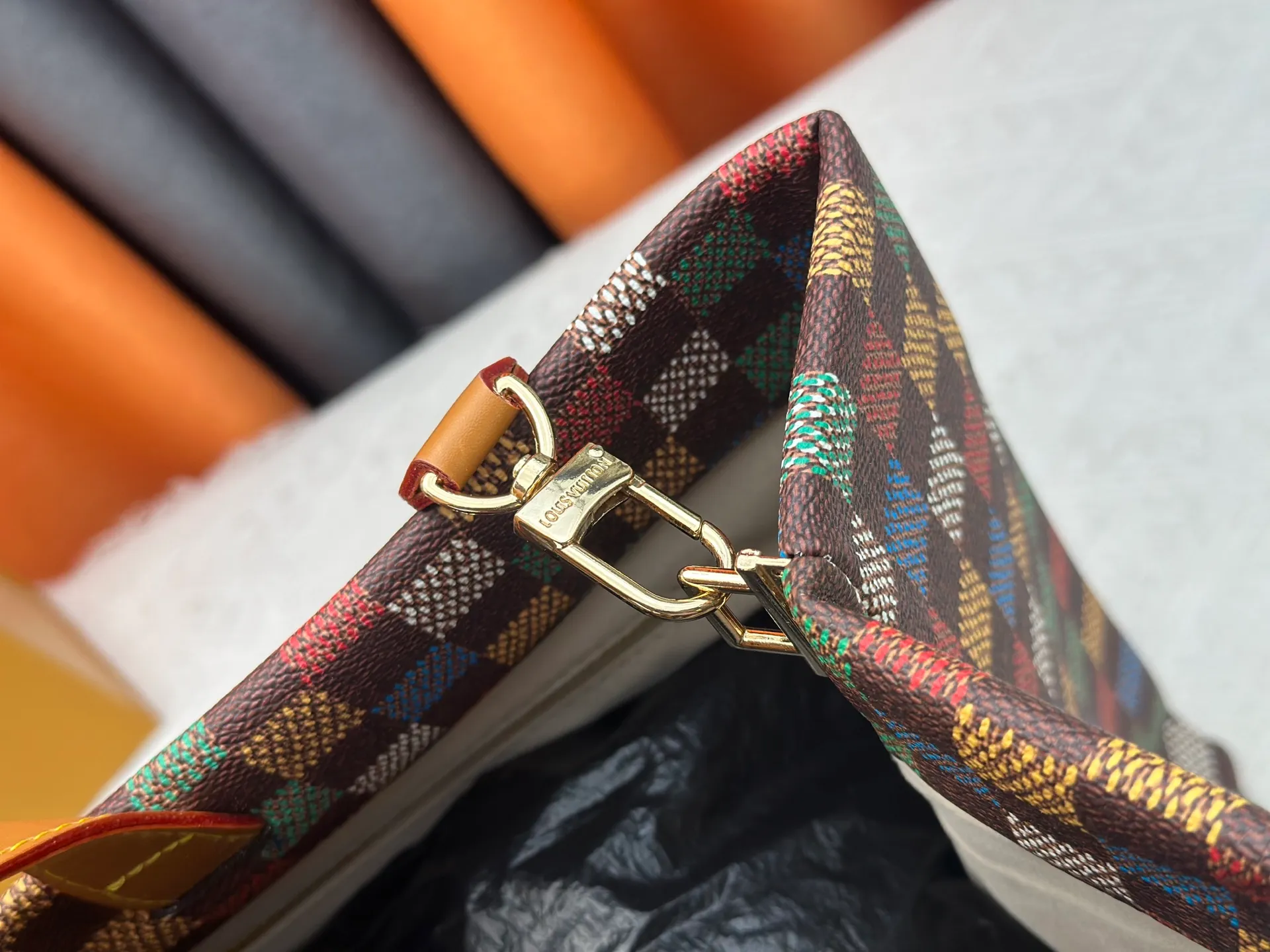 P300 M24457 Black Check Presbyopia Plaid Purple Grass Green Pink Black Orange Blue Green Gray Presbyopia Plaid Black Crocodile Pattern Orange Crocodile Pattern 13 Colors ✔️ This Shopper medium handbag draws inspiration from Louis Vuitton shopping bags, with the words Louis Vuitton and Maison Fondée En 1854 written on soft cow leather, with top handles and detachable shoulder straps. Dimensions: 42x34x16cm