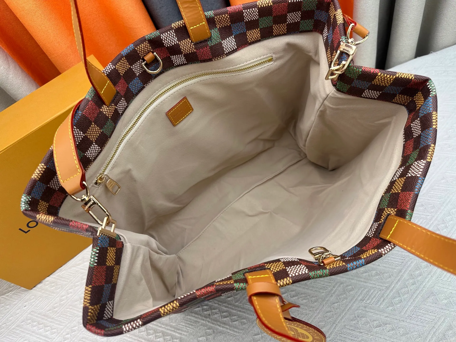P300 M24457 Black Check Presbyopia Plaid Purple Grass Green Pink Black Orange Blue Green Gray Presbyopia Plaid Black Crocodile Pattern Orange Crocodile Pattern 13 Colors ✔️ This Shopper medium handbag draws inspiration from Louis Vuitton shopping bags, with the words Louis Vuitton and Maison Fondée En 1854 written on soft cow leather, with top handles and detachable shoulder straps. Dimensions: 42x34x16cm