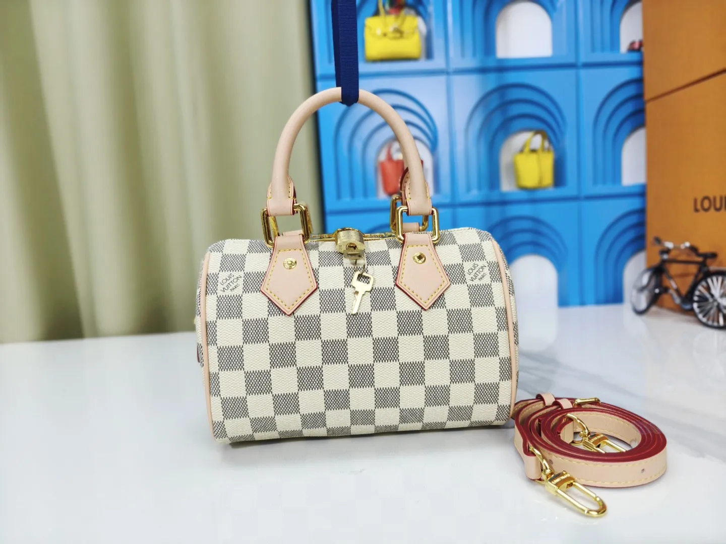 P220💰 M46222.M46234.M45957.M45948Presbyopia This Speedy Bandoulière 20 handbag is made of Monogram canvas, cow leather trim and fabric lining. It continues the classic design of Louis Vuitton Speedy travel bag in a compact size. It is equipped with rolled leather handles and a detachable and adjustable fabric shoulder strap embellished with brand logo texture. Detailed features 20.5 x 13.5 x 12 cm (length x height x width)