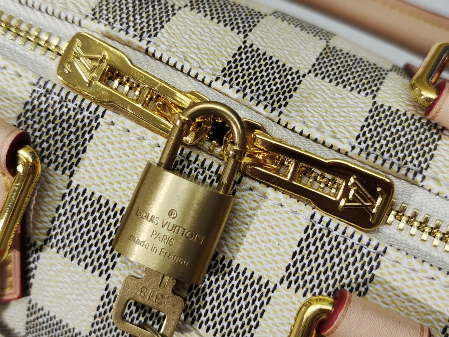 P220💰 M46222.M46234.M45957.M45948Presbyopia This Speedy Bandoulière 20 handbag is made of Monogram canvas, cow leather trim and fabric lining. It continues the classic design of Louis Vuitton Speedy travel bag in a compact size. It is equipped with rolled leather handles and a detachable and adjustable fabric shoulder strap embellished with brand logo texture. Detailed features 20.5 x 13.5 x 12 cm (length x height x width)
