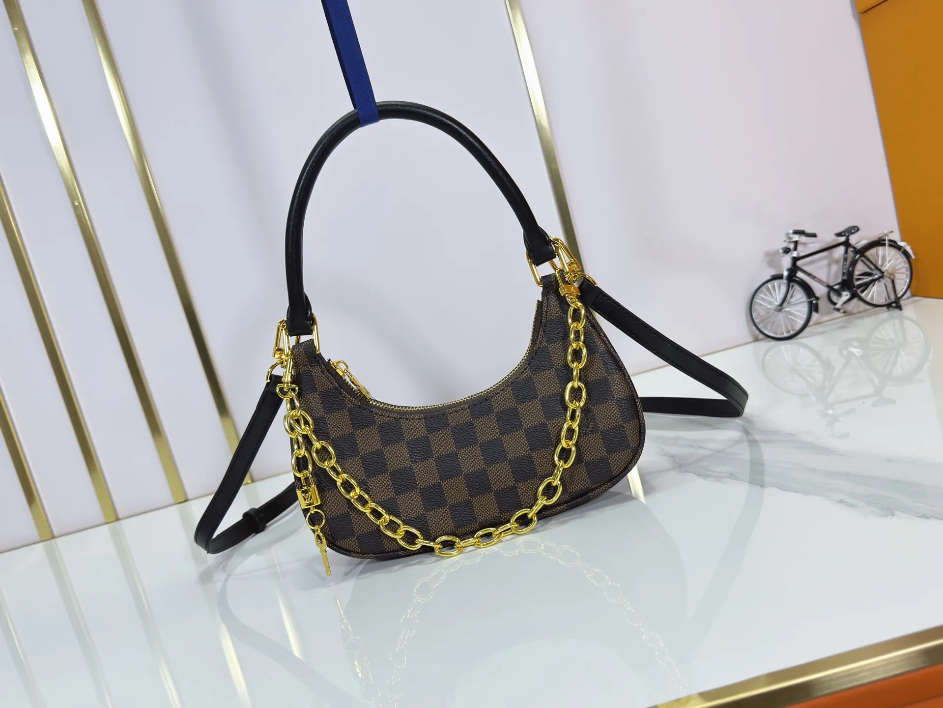 P240 Upgraded original M25223 This small Catchy handbag is made of canvas and trimmed with cow leather. It pays homage to the brand's heritage with the classic Monogram pattern, making it another smart choice. The neat structure makes it easy to carry your daily needs. The double-sided sliding straps make it easy to adjust the contours of the bag. The detachable metal chain complements the key-shaped decoration. Dimensions: 24.0 x 10.0 x 6.0 cm (length x height x width)