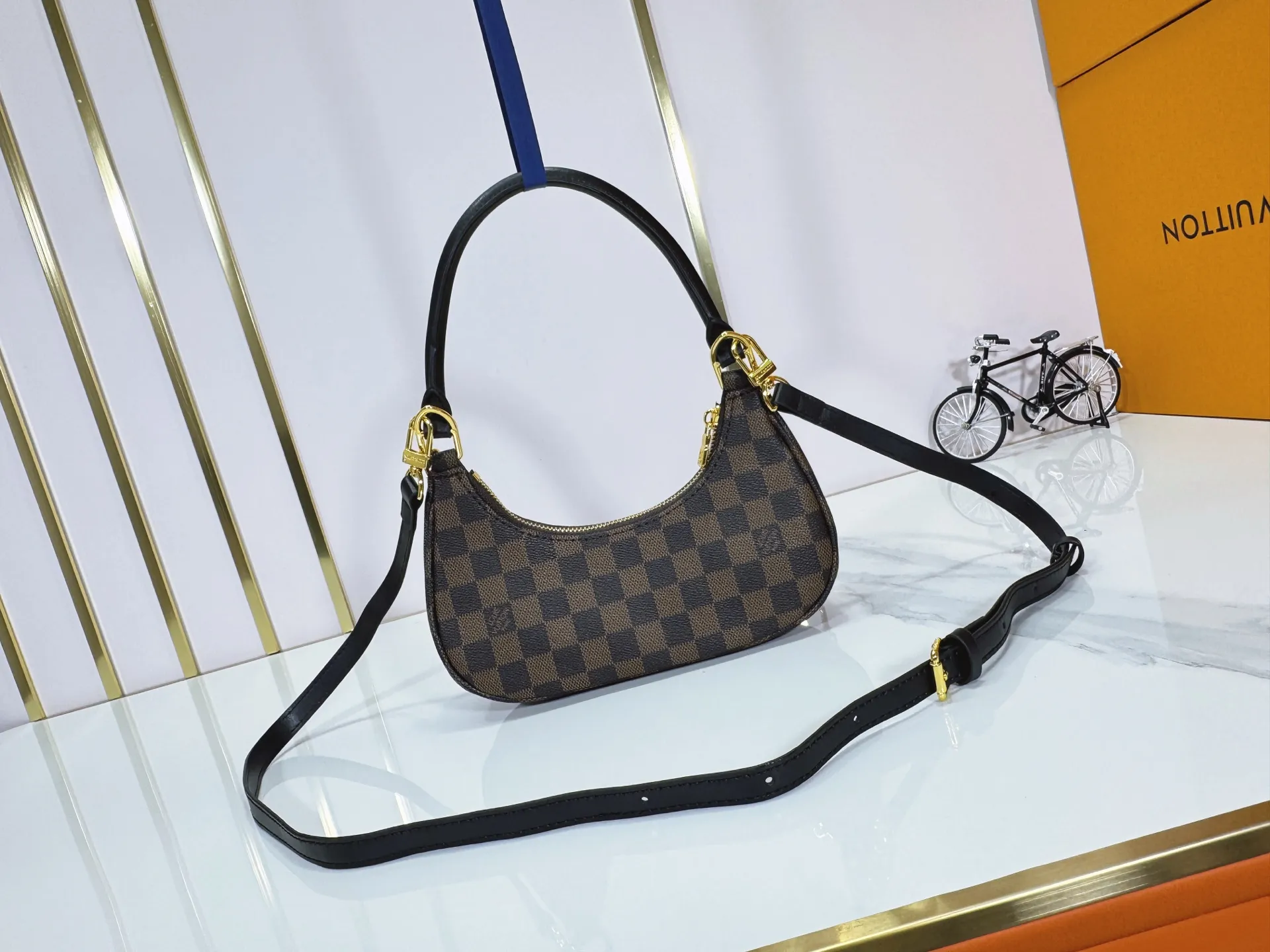 P240 Upgraded original M25223 This small Catchy handbag is made of canvas and trimmed with cow leather. It pays homage to the brand's heritage with the classic Monogram pattern, making it another smart choice. The neat structure makes it easy to carry your daily needs. The double-sided sliding straps make it easy to adjust the contours of the bag. The detachable metal chain complements the key-shaped decoration. Dimensions: 24.0 x 10.0 x 6.0 cm (length x height x width)