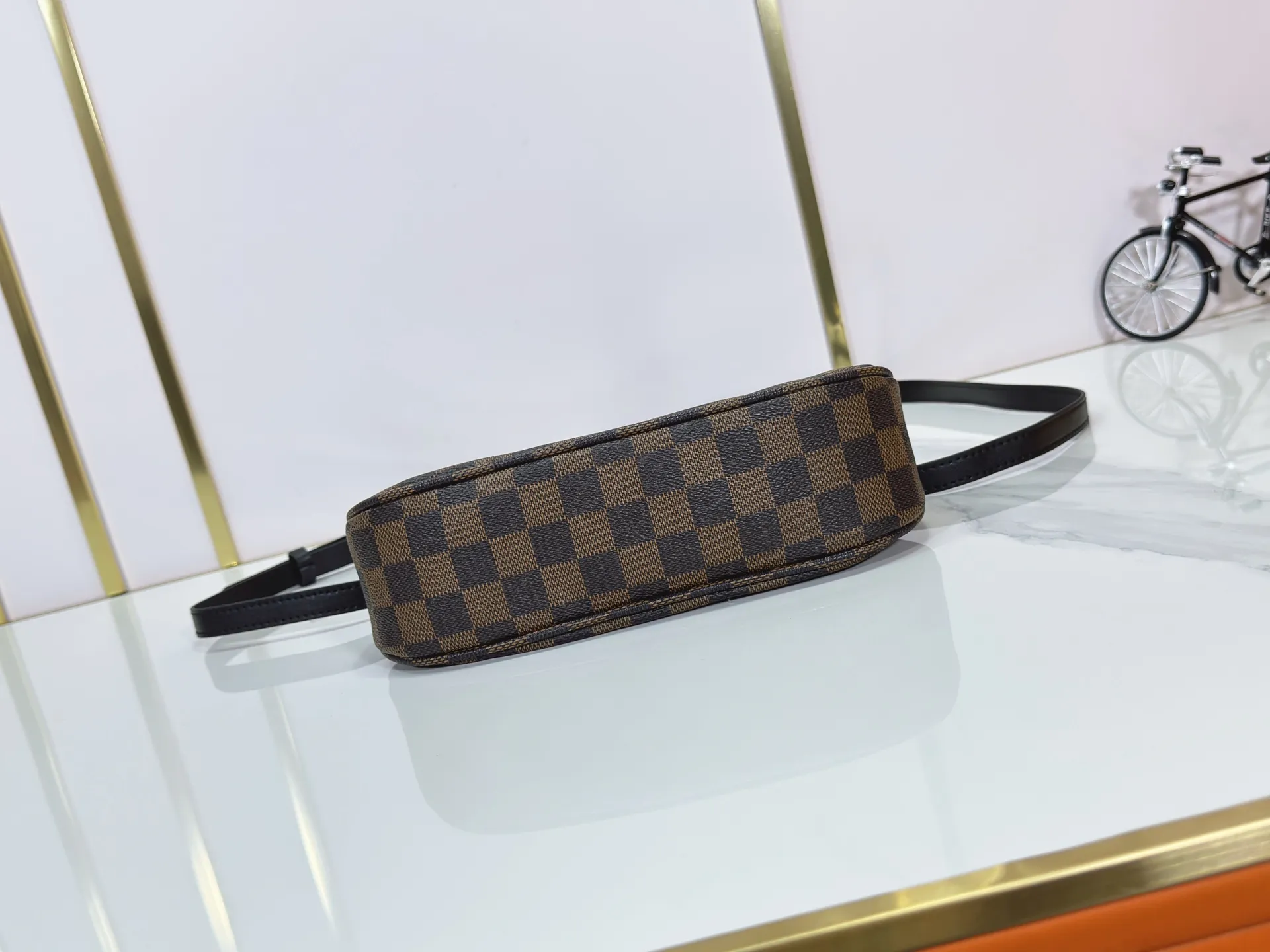 P240 Upgraded original M25223 This small Catchy handbag is made of canvas and trimmed with cow leather. It pays homage to the brand's heritage with the classic Monogram pattern, making it another smart choice. The neat structure makes it easy to carry your daily needs. The double-sided sliding straps make it easy to adjust the contours of the bag. The detachable metal chain complements the key-shaped decoration. Dimensions: 24.0 x 10.0 x 6.0 cm (length x height x width)