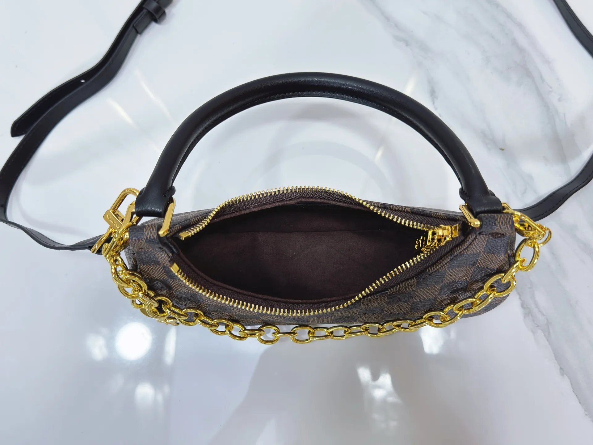 P240 Upgraded original M25223 This small Catchy handbag is made of canvas and trimmed with cow leather. It pays homage to the brand's heritage with the classic Monogram pattern, making it another smart choice. The neat structure makes it easy to carry your daily needs. The double-sided sliding straps make it easy to adjust the contours of the bag. The detachable metal chain complements the key-shaped decoration. Dimensions: 24.0 x 10.0 x 6.0 cm (length x height x width)