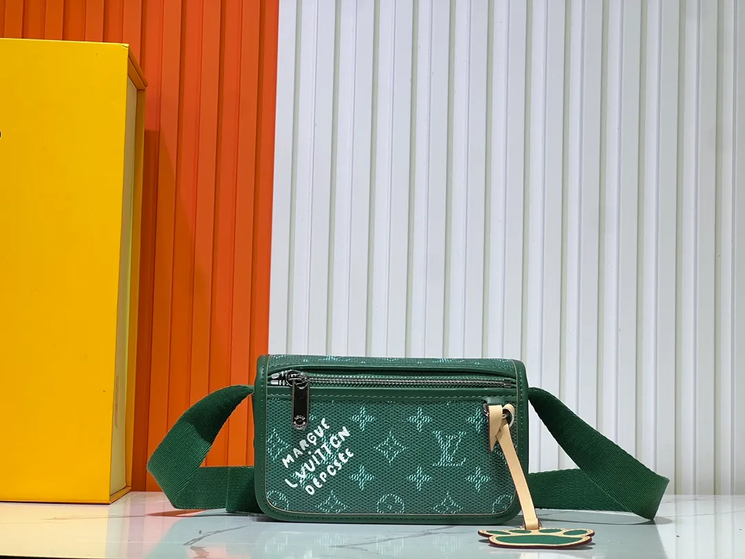 Batch 220💰Upgraded original M12599 black flower M12637 green flower This Bosphore mini handbag is named after the brand's retro Bosphore series in the 2000s. It is comfortable to carry with its simple lines and compact structure, and the detachable nameplate shows its classic feel. The adjustable fabric shoulder strap crosses the accordion loop and is a refined detail along with the zippered front pocket. Dimensions: 19x 12x 7 cm (length x height x width)