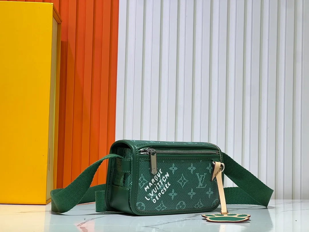 Batch 220💰Upgraded original M12599 black flower M12637 green flower This Bosphore mini handbag is named after the brand's retro Bosphore series in the 2000s. It is comfortable to carry with its simple lines and compact structure, and the detachable nameplate shows its classic feel. The adjustable fabric shoulder strap crosses the accordion loop and is a refined detail along with the zippered front pocket. Dimensions: 19x 12x 7 cm (length x height x width)