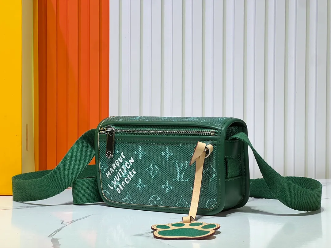 Batch 220💰Upgraded original M12599 black flower M12637 green flower This Bosphore mini handbag is named after the brand's retro Bosphore series in the 2000s. It is comfortable to carry with its simple lines and compact structure, and the detachable nameplate shows its classic feel. The adjustable fabric shoulder strap crosses the accordion loop and is a refined detail along with the zippered front pocket. Dimensions: 19x 12x 7 cm (length x height x width)