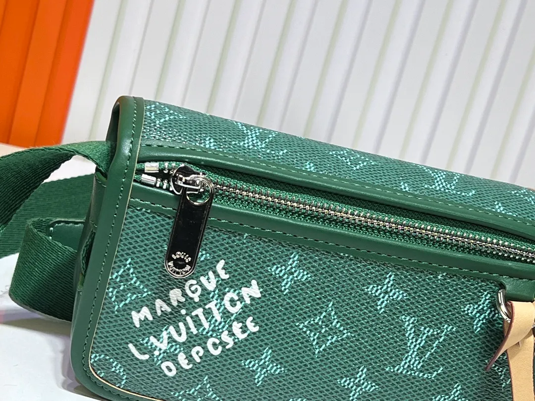 Batch 220💰Upgraded original M12599 black flower M12637 green flower This Bosphore mini handbag is named after the brand's retro Bosphore series in the 2000s. It is comfortable to carry with its simple lines and compact structure, and the detachable nameplate shows its classic feel. The adjustable fabric shoulder strap crosses the accordion loop and is a refined detail along with the zippered front pocket. Dimensions: 19x 12x 7 cm (length x height x width)