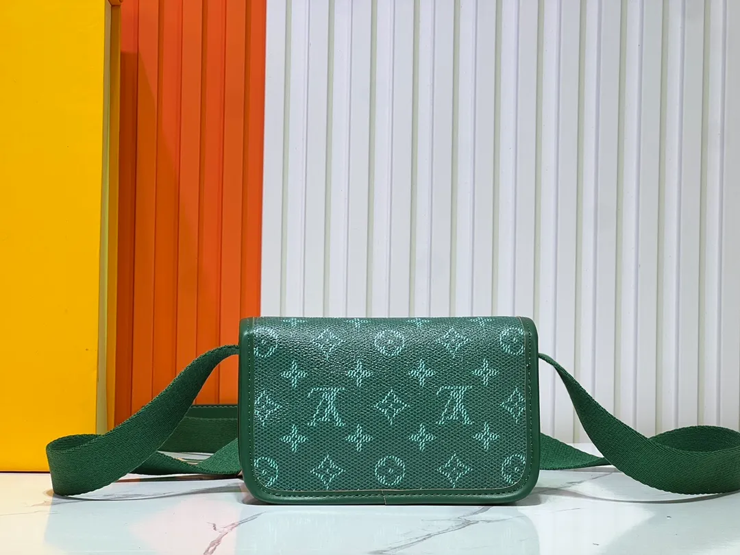 Batch 220💰Upgraded original M12599 black flower M12637 green flower This Bosphore mini handbag is named after the brand's retro Bosphore series in the 2000s. It is comfortable to carry with its simple lines and compact structure, and the detachable nameplate shows its classic feel. The adjustable fabric shoulder strap crosses the accordion loop and is a refined detail along with the zippered front pocket. Dimensions: 19x 12x 7 cm (length x height x width)