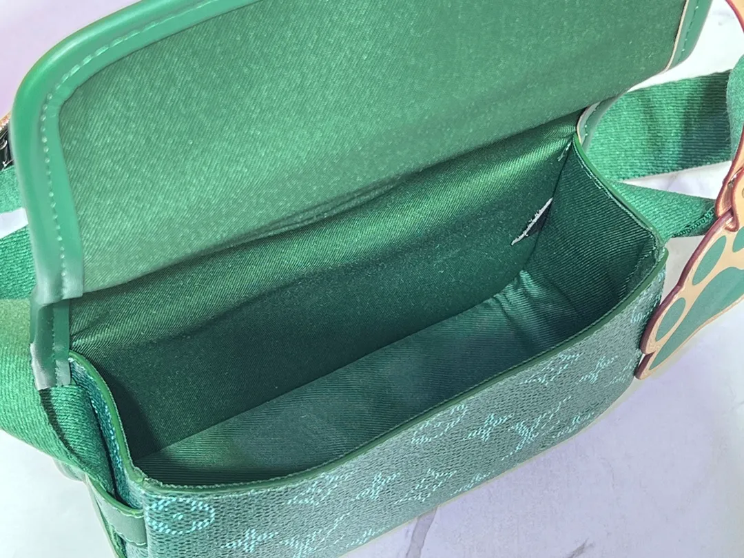 Batch 220💰Upgraded original M12599 black flower M12637 green flower This Bosphore mini handbag is named after the brand's retro Bosphore series in the 2000s. It is comfortable to carry with its simple lines and compact structure, and the detachable nameplate shows its classic feel. The adjustable fabric shoulder strap crosses the accordion loop and is a refined detail along with the zippered front pocket. Dimensions: 19x 12x 7 cm (length x height x width)