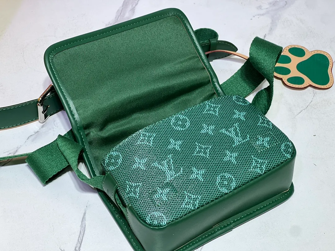 Batch 220💰Upgraded original M12599 black flower M12637 green flower This Bosphore mini handbag is named after the brand's retro Bosphore series in the 2000s. It is comfortable to carry with its simple lines and compact structure, and the detachable nameplate shows its classic feel. The adjustable fabric shoulder strap crosses the accordion loop and is a refined detail along with the zippered front pocket. Dimensions: 19x 12x 7 cm (length x height x width)