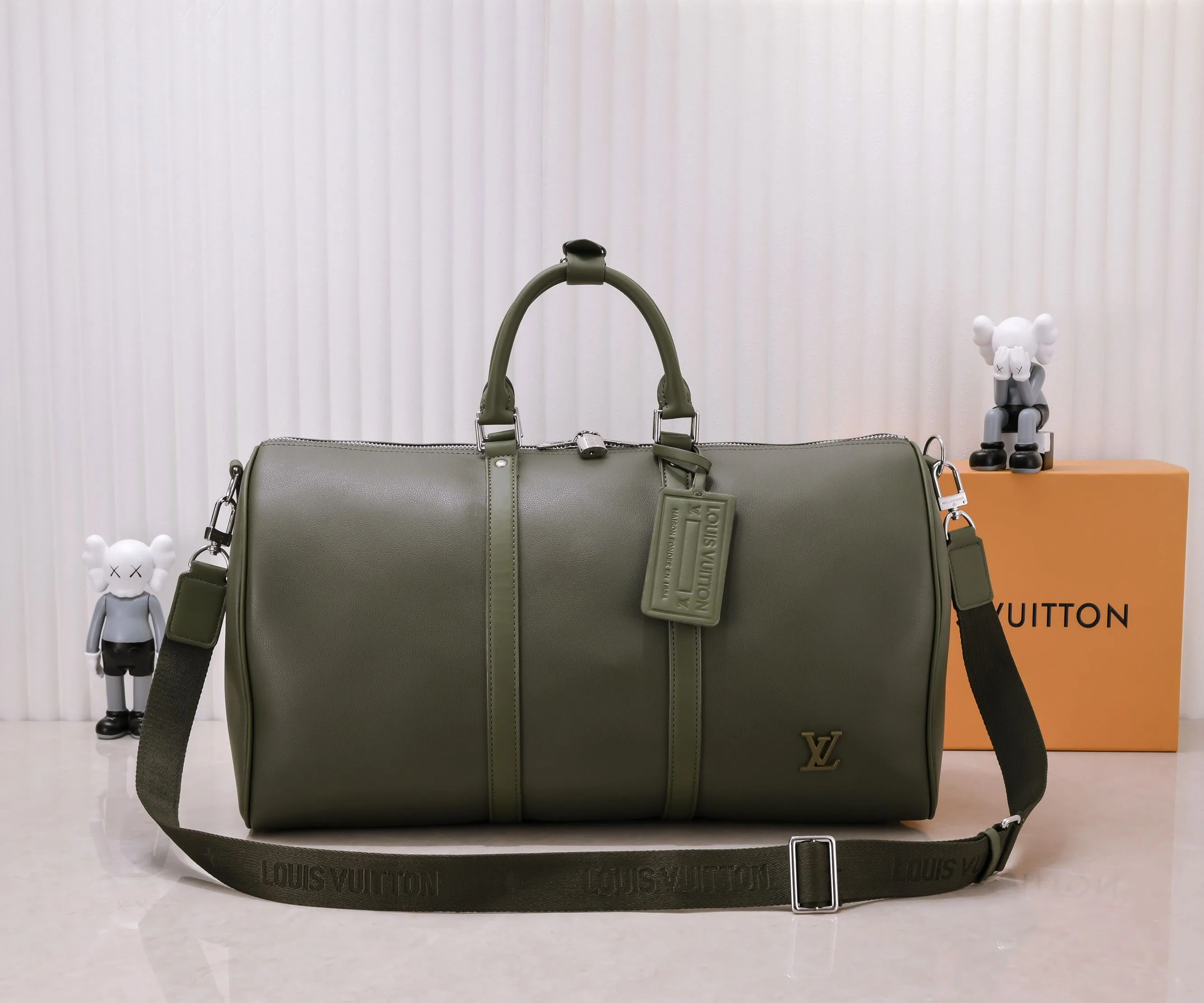 Batch 460💰M57088 41416 21420 KEEPALL BANDOULIÈRE 50 travel bag Louis Vuitton launches the Aerogram version of the new Keepall BANDOULIÈRE 50 travel bag, made of black soft grain leather, restrained and fashionable. Discreet details such as the black metal LV monogram, custom leather name tag and removable jacquard shoulder strap highlight the brand's style. Full leather pebbled travel bag with large logo on the lower right corneroo[Handshake][Handshake] Humanized size design and multiple carrying options make it a versatile travel item. Size 50cm
