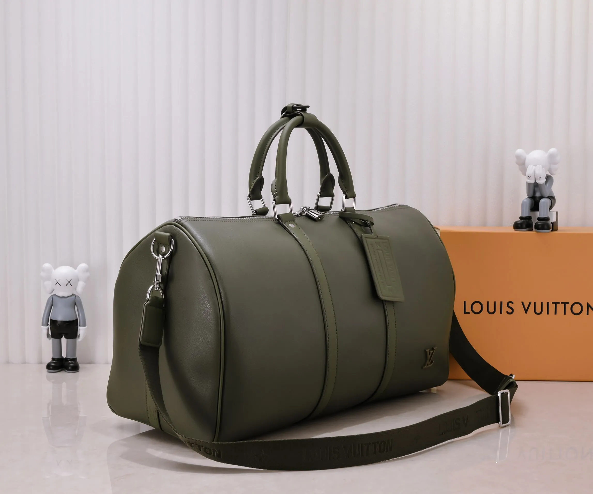 Batch 460💰M57088 41416 21420 KEEPALL BANDOULIÈRE 50 travel bag Louis Vuitton launches the Aerogram version of the new Keepall BANDOULIÈRE 50 travel bag, made of black soft grain leather, restrained and fashionable. Discreet details such as the black metal LV monogram, custom leather name tag and removable jacquard shoulder strap highlight the brand's style. Full leather pebbled travel bag with large logo on the lower right corneroo[Handshake][Handshake] Humanized size design and multiple carrying options make it a versatile travel item. Size 50cm