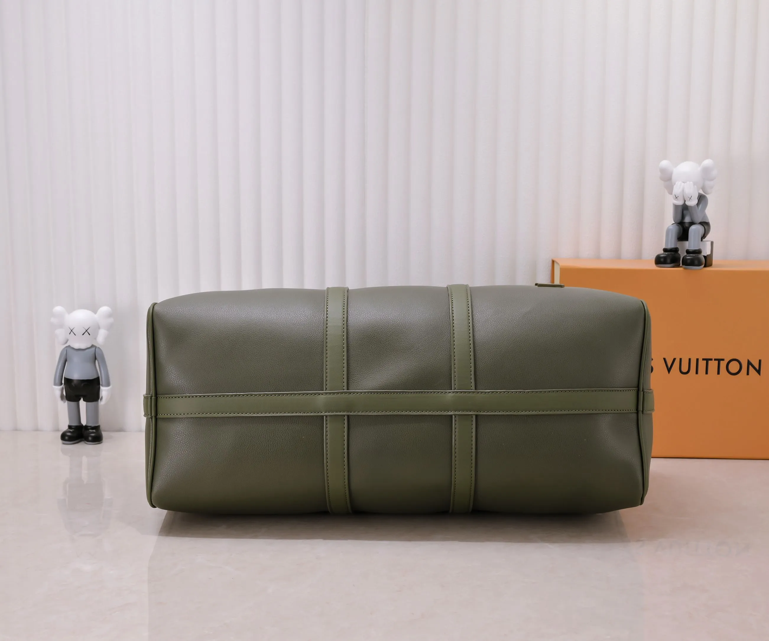 Batch 460💰M57088 41416 21420 KEEPALL BANDOULIÈRE 50 travel bag Louis Vuitton launches the Aerogram version of the new Keepall BANDOULIÈRE 50 travel bag, made of black soft grain leather, restrained and fashionable. Discreet details such as the black metal LV monogram, custom leather name tag and removable jacquard shoulder strap highlight the brand's style. Full leather pebbled travel bag with large logo on the lower right corneroo[Handshake][Handshake] Humanized size design and multiple carrying options make it a versatile travel item. Size 50cm