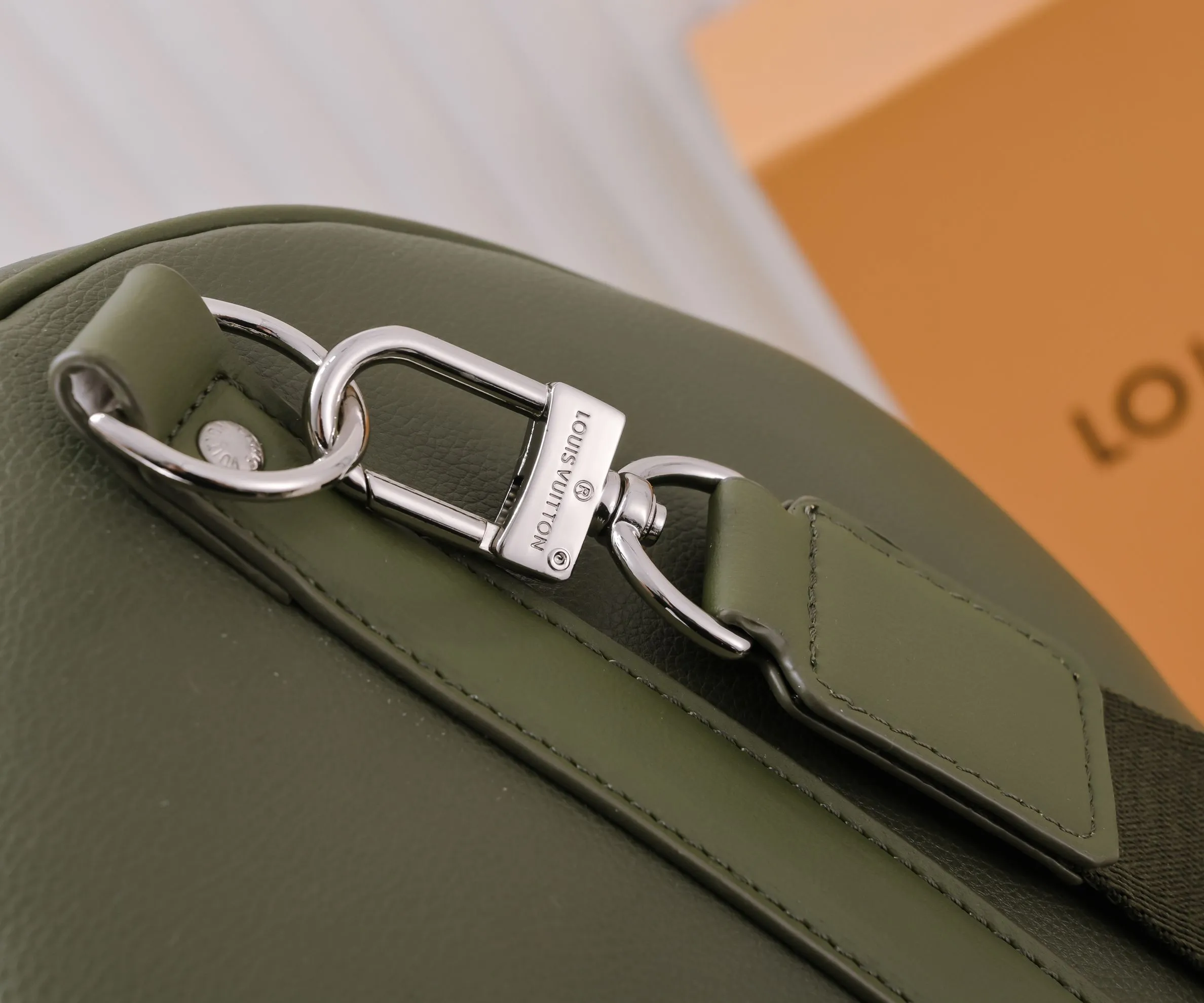 Batch 460💰M57088 41416 21420 KEEPALL BANDOULIÈRE 50 travel bag Louis Vuitton launches the Aerogram version of the new Keepall BANDOULIÈRE 50 travel bag, made of black soft grain leather, restrained and fashionable. Discreet details such as the black metal LV monogram, custom leather name tag and removable jacquard shoulder strap highlight the brand's style. Full leather pebbled travel bag with large logo on the lower right corneroo[Handshake][Handshake] Humanized size design and multiple carrying options make it a versatile travel item. Size 50cm