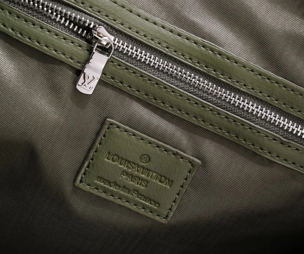 Batch 460💰M57088 41416 21420 KEEPALL BANDOULIÈRE 50 travel bag Louis Vuitton launches the Aerogram version of the new Keepall BANDOULIÈRE 50 travel bag, made of black soft grain leather, restrained and fashionable. Discreet details such as the black metal LV monogram, custom leather name tag and removable jacquard shoulder strap highlight the brand's style. Full leather pebbled travel bag with large logo on the lower right corneroo[Handshake][Handshake] Humanized size design and multiple carrying options make it a versatile travel item. Size 50cm