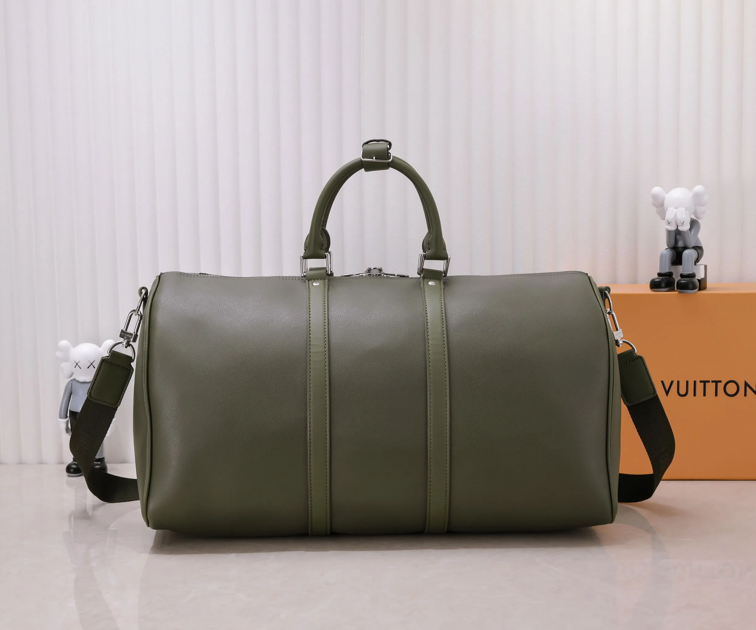 Batch 460💰M57088 41416 21420 KEEPALL BANDOULIÈRE 50 travel bag Louis Vuitton launches the Aerogram version of the new Keepall BANDOULIÈRE 50 travel bag, made of black soft grain leather, restrained and fashionable. Discreet details such as the black metal LV monogram, custom leather name tag and removable jacquard shoulder strap highlight the brand's style. Full leather pebbled travel bag with large logo on the lower right corneroo[Handshake][Handshake] Humanized size design and multiple carrying options make it a versatile travel item. Size 50cm