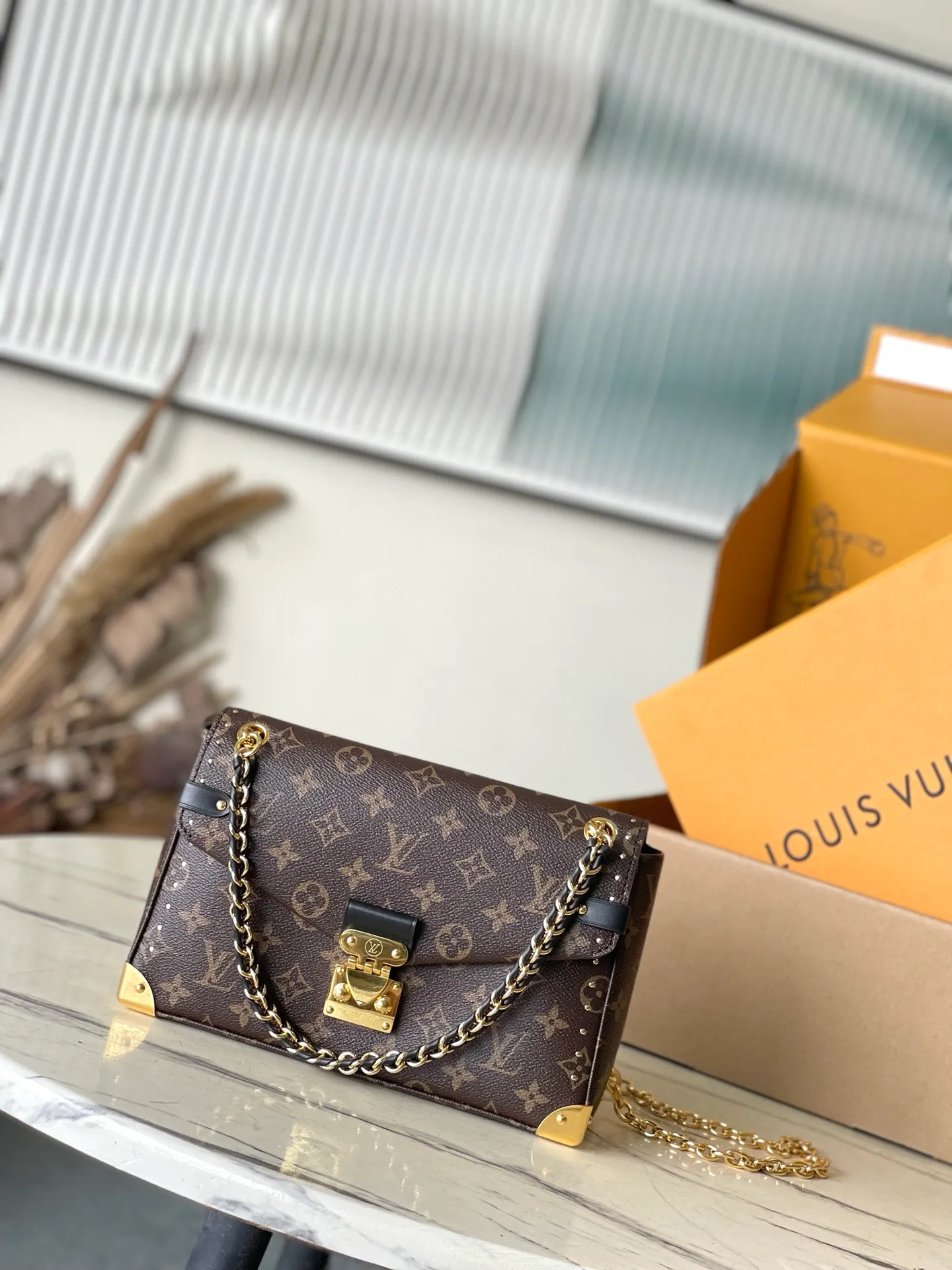 💰1060 (Steel Hardware) The top original M14526 Trunke handbag combines Monogram canvas and metal rivets, with metallic corners and iconic S-lock lock, highlighting the brand heritage with a retro luggage style. The internal space and zipper pockets make it easy to accommodate daily needs, and the sliding chain shoulder strap expands carrying options. Dimensions: 27 × 16 × 8 cm