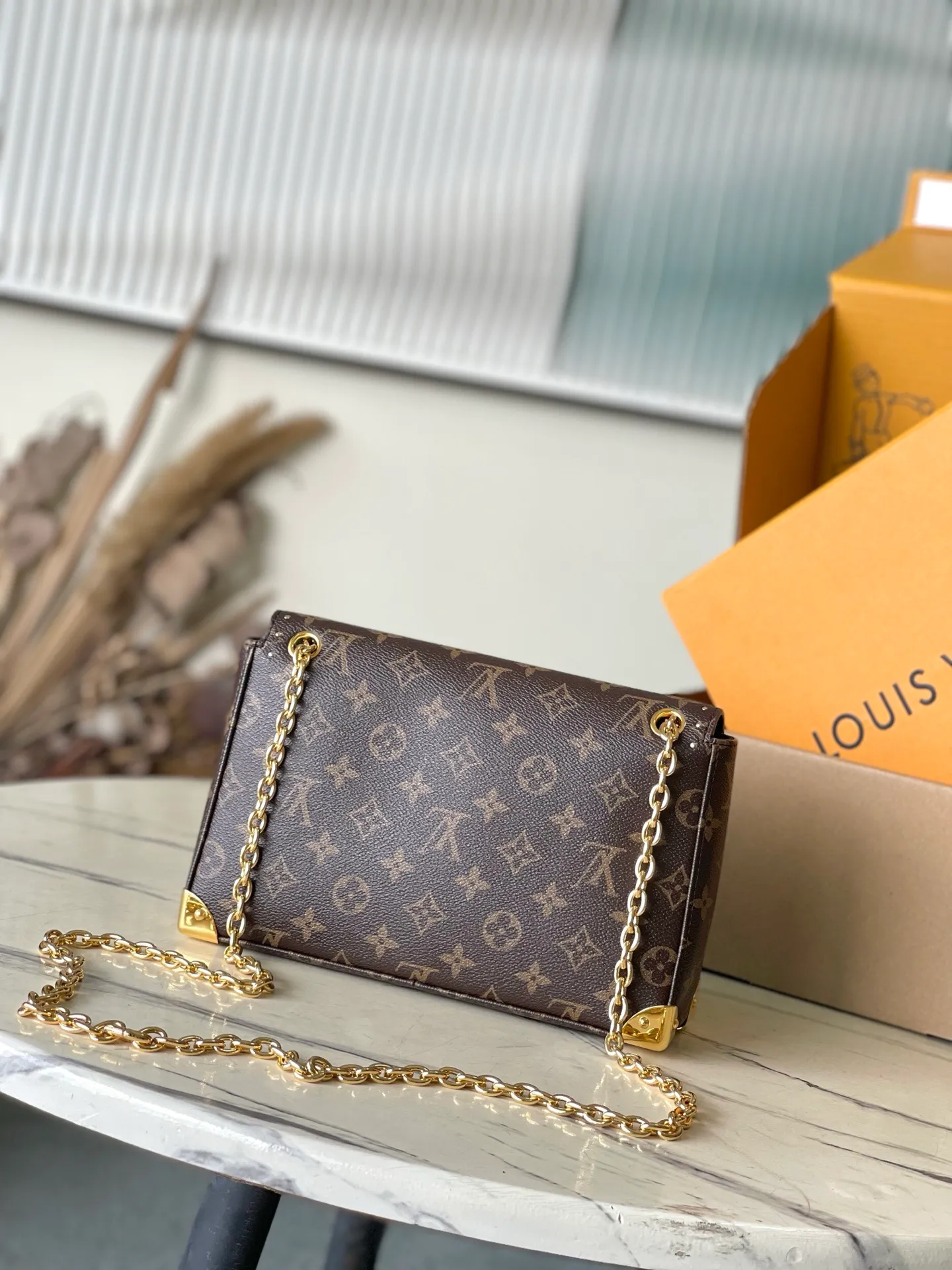 💰1060 (Steel Hardware) The top original M14526 Trunke handbag combines Monogram canvas and metal rivets, with metallic corners and iconic S-lock lock, highlighting the brand heritage with a retro luggage style. The internal space and zipper pockets make it easy to accommodate daily needs, and the sliding chain shoulder strap expands carrying options. Dimensions: 27 × 16 × 8 cm