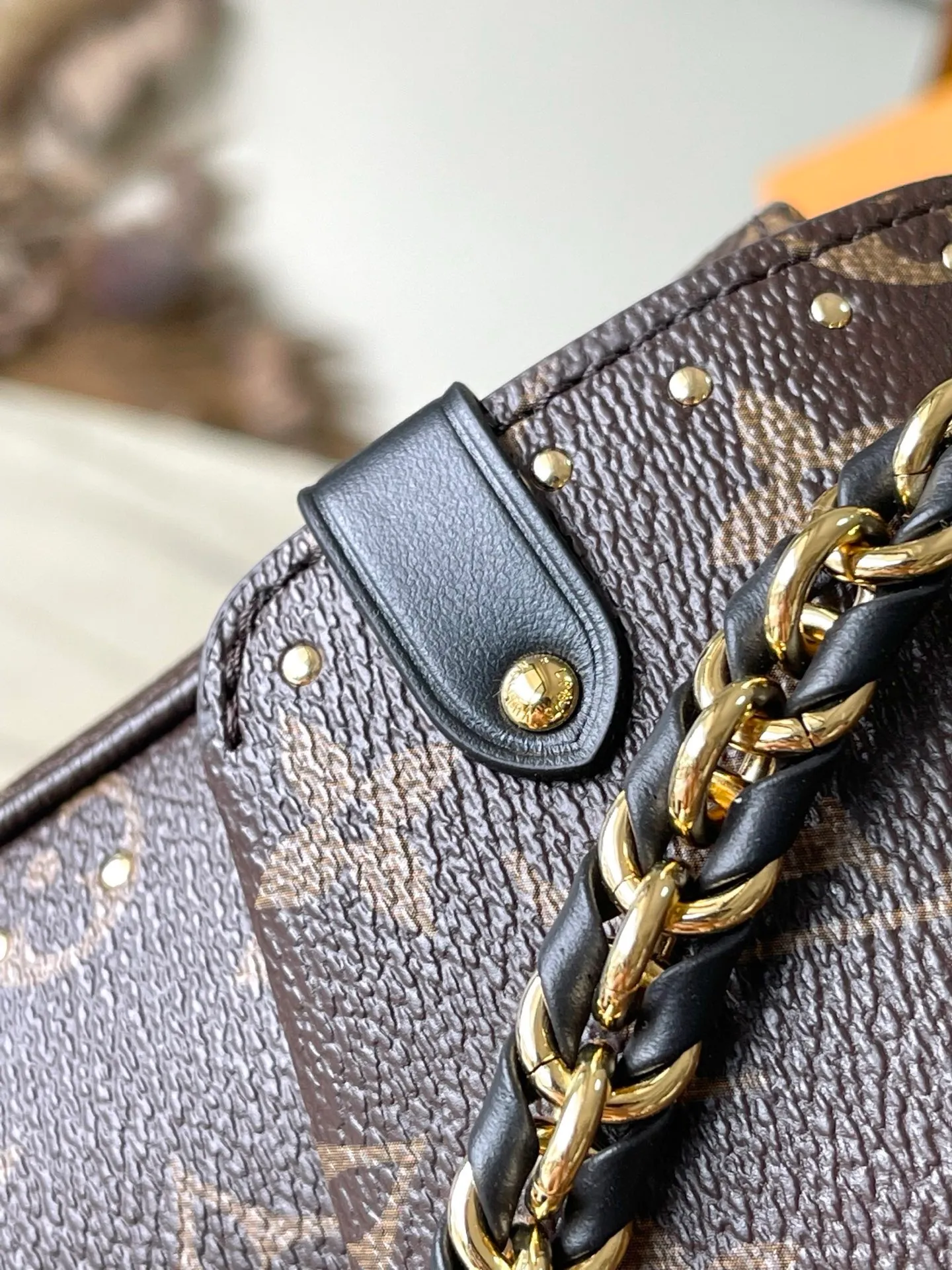 💰1060 (Steel Hardware) The top original M14526 Trunke handbag combines Monogram canvas and metal rivets, with metallic corners and iconic S-lock lock, highlighting the brand heritage with a retro luggage style. The internal space and zipper pockets make it easy to accommodate daily needs, and the sliding chain shoulder strap expands carrying options. Dimensions: 27 × 16 × 8 cm