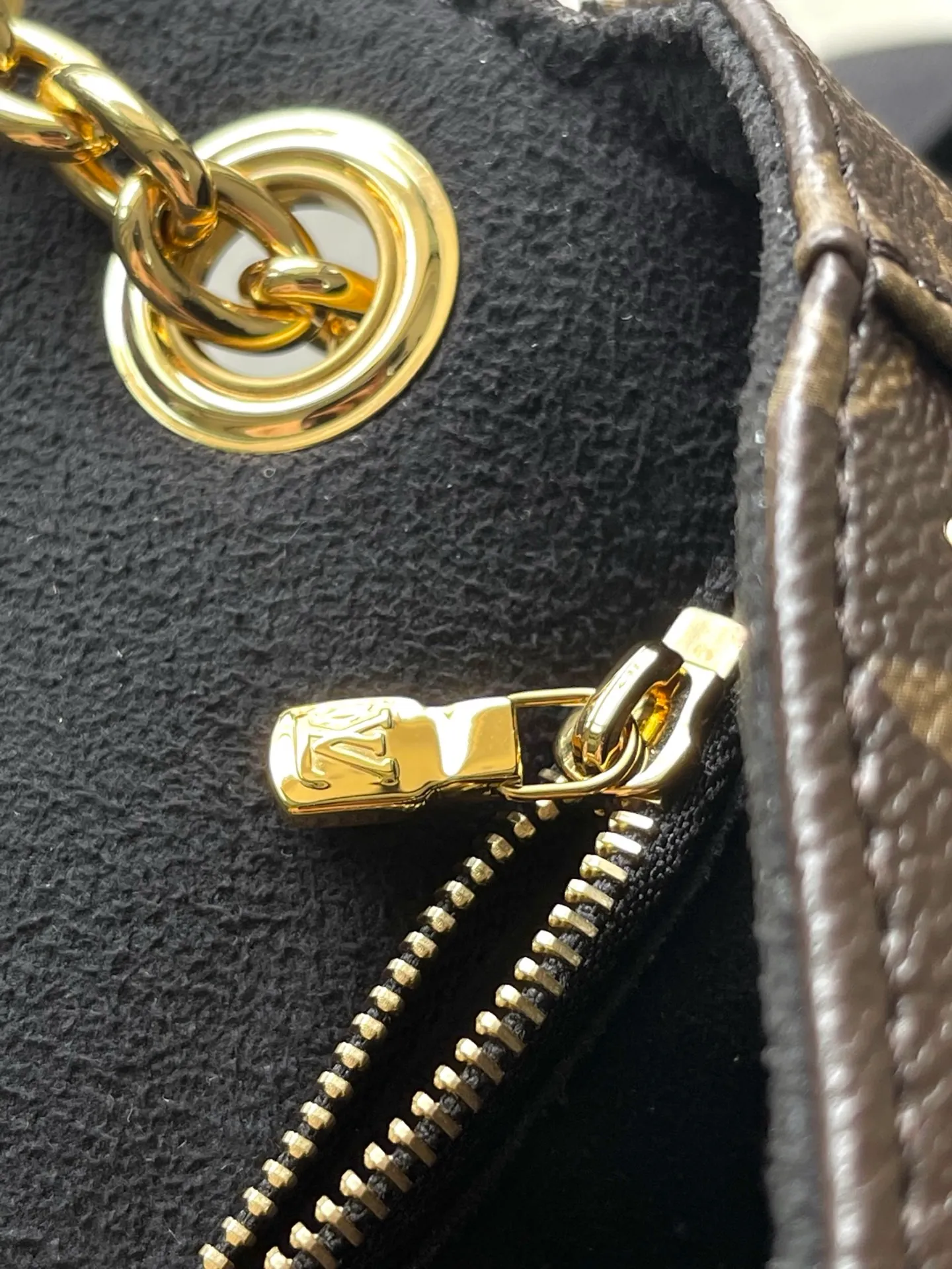 💰1060 (Steel Hardware) The top original M14526 Trunke handbag combines Monogram canvas and metal rivets, with metallic corners and iconic S-lock lock, highlighting the brand heritage with a retro luggage style. The internal space and zipper pockets make it easy to accommodate daily needs, and the sliding chain shoulder strap expands carrying options. Dimensions: 27 × 16 × 8 cm