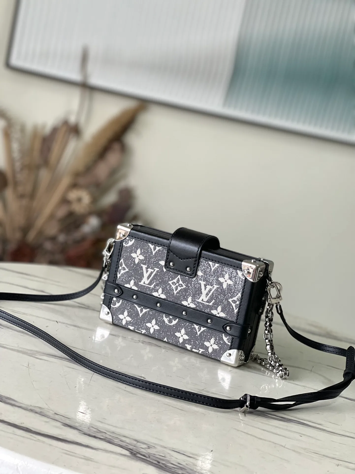 💰1200 (steel hardware) top original order M21462 This Petite Malle handbag is made of Monogram jacquard denim, showing the new season look of classic elements. The rough sand-washed texture highlights the rustic meaning. It contrasts sharply with the leather trim, the dazzling metal parts and the Gothic chain. Remove the leather shoulder strap and the small hard case will instantly transform into a clutch. Size: 20x12.5x6cm