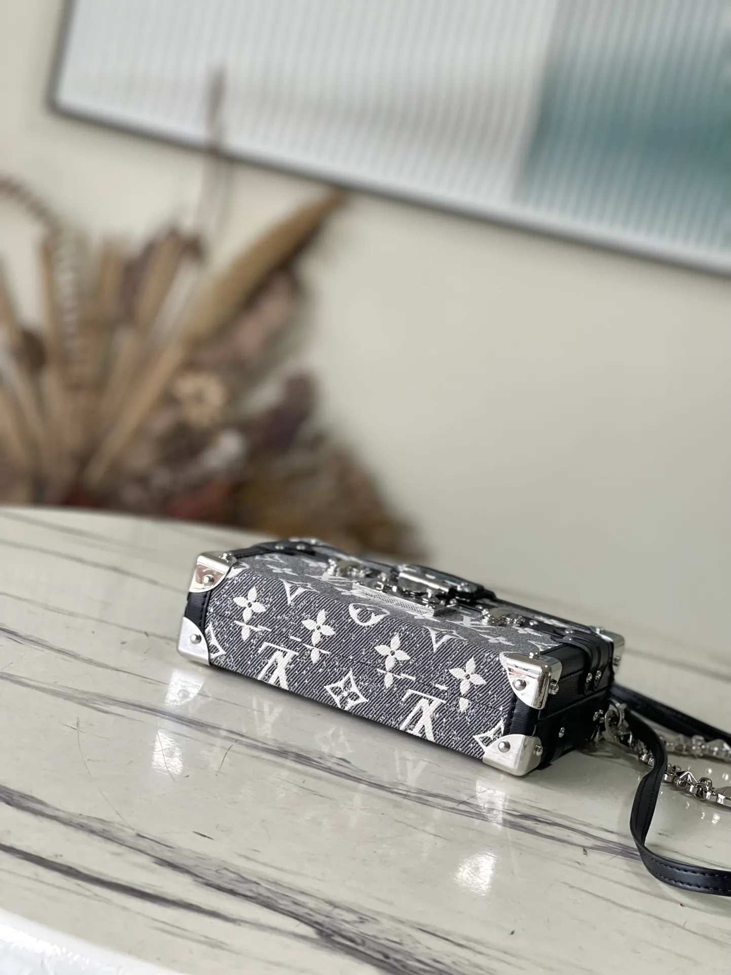 💰1200 (steel hardware) top original order M21462 This Petite Malle handbag is made of Monogram jacquard denim, showing the new season look of classic elements. The rough sand-washed texture highlights the rustic meaning. It contrasts sharply with the leather trim, the dazzling metal parts and the Gothic chain. Remove the leather shoulder strap and the small hard case will instantly transform into a clutch. Size: 20x12.5x6cm