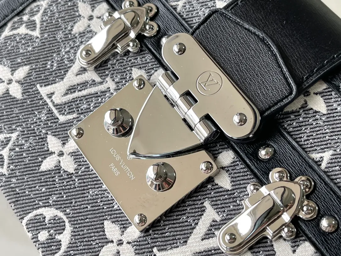 💰1200 (steel hardware) top original order M21462 This Petite Malle handbag is made of Monogram jacquard denim, showing the new season look of classic elements. The rough sand-washed texture highlights the rustic meaning. It contrasts sharply with the leather trim, the dazzling metal parts and the Gothic chain. Remove the leather shoulder strap and the small hard case will instantly transform into a clutch. Size: 20x12.5x6cm