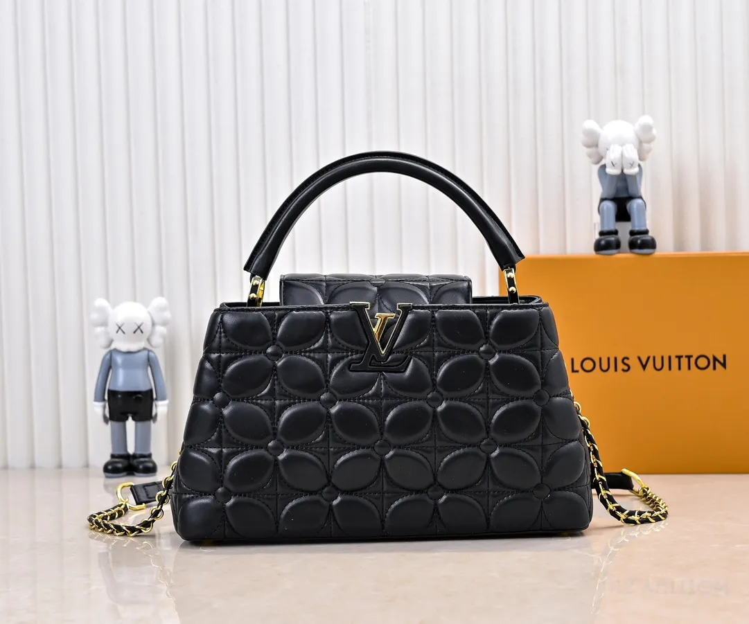 Upgraded version P440 M23999 Black This Monogram embroidered flower emerges from the elegant quilting, giving the Capucines BB handbag the style of Louis Vuitton store decoration. Soft sheepskin creates a stable structure and trim, and the detachable shoulder strap allows for comfortable shoulder or cross-body wear. Dimensions: 33 x 19 x 9 cm