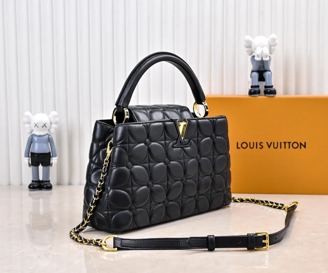 Upgraded version P440 M23999 Black This Monogram embroidered flower emerges from the elegant quilting, giving the Capucines BB handbag the style of Louis Vuitton store decoration. Soft sheepskin creates a stable structure and trim, and the detachable shoulder strap allows for comfortable shoulder or cross-body wear. Dimensions: 33 x 19 x 9 cm