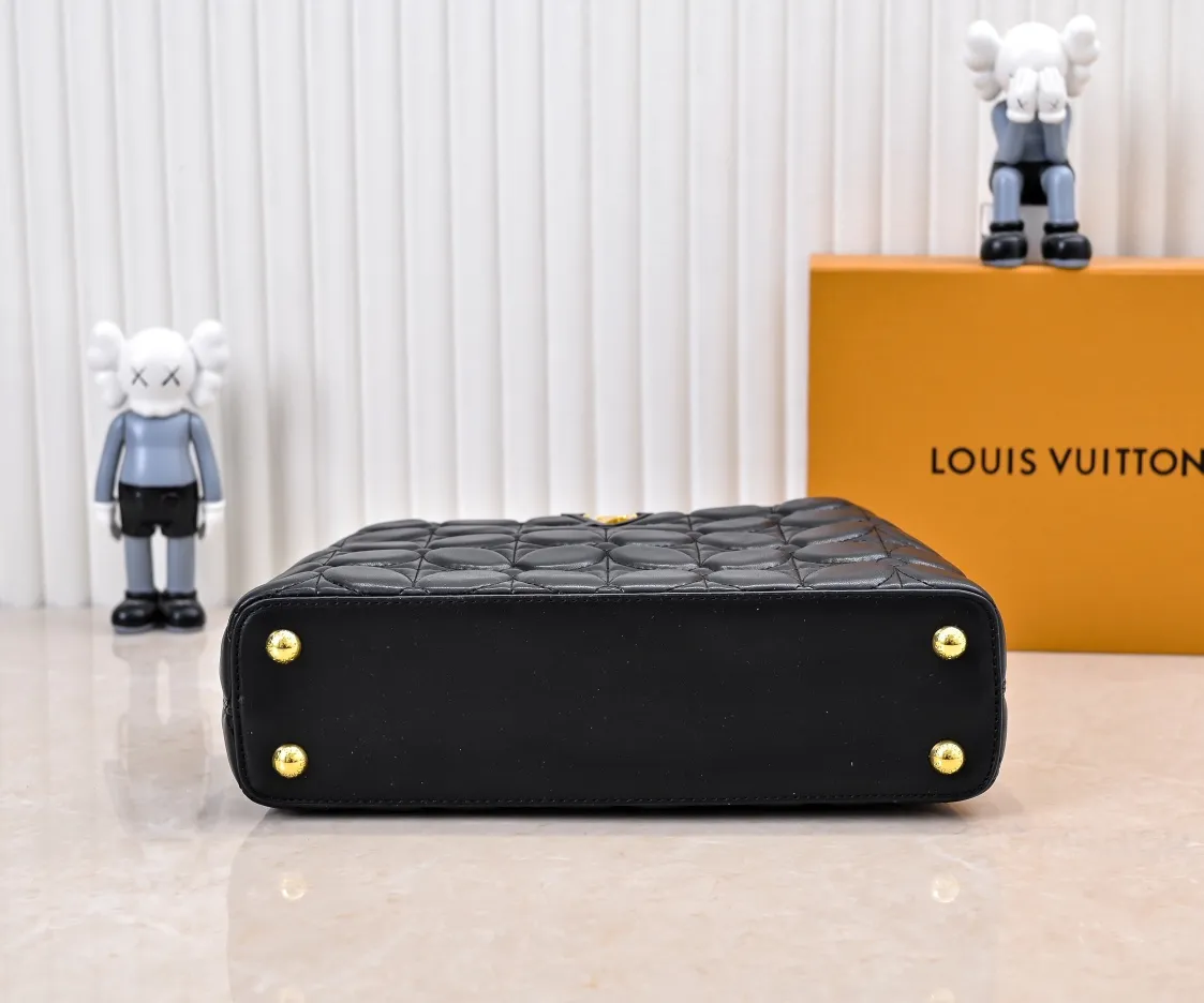 Upgraded version P440 M23999 Black This Monogram embroidered flower emerges from the elegant quilting, giving the Capucines BB handbag the style of Louis Vuitton store decoration. Soft sheepskin creates a stable structure and trim, and the detachable shoulder strap allows for comfortable shoulder or cross-body wear. Dimensions: 33 x 19 x 9 cm