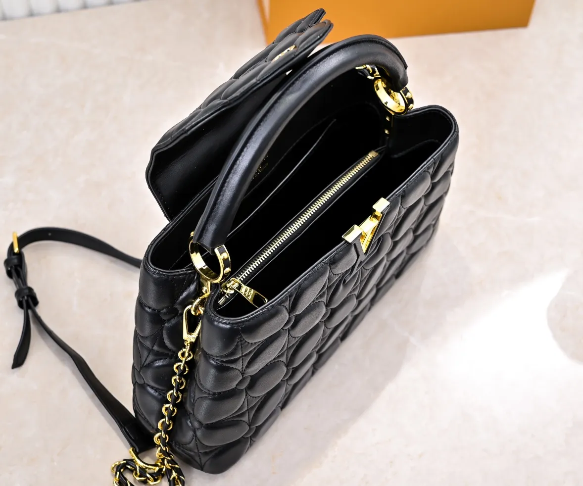 Upgraded version P440 M23999 Black This Monogram embroidered flower emerges from the elegant quilting, giving the Capucines BB handbag the style of Louis Vuitton store decoration. Soft sheepskin creates a stable structure and trim, and the detachable shoulder strap allows for comfortable shoulder or cross-body wear. Dimensions: 33 x 19 x 9 cm