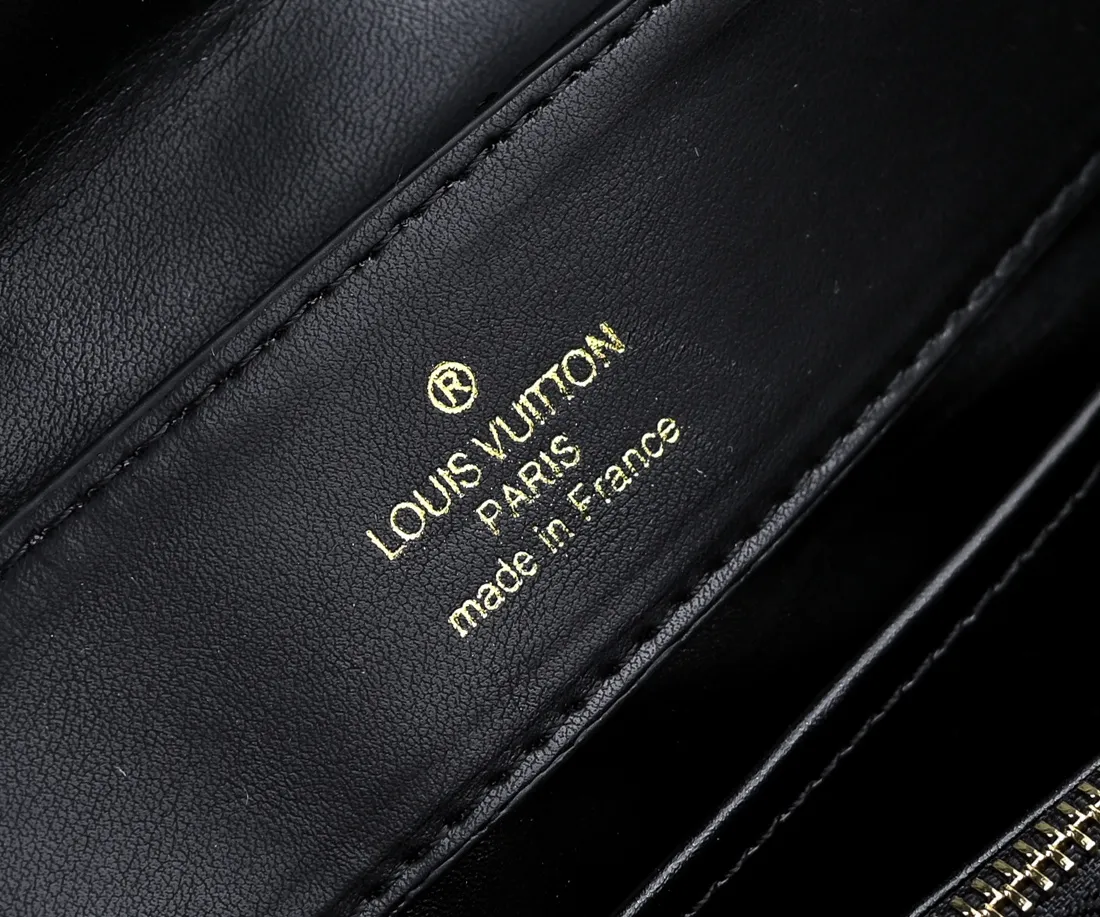 Upgraded version P440 M23999 Black This Monogram embroidered flower emerges from the elegant quilting, giving the Capucines BB handbag the style of Louis Vuitton store decoration. Soft sheepskin creates a stable structure and trim, and the detachable shoulder strap allows for comfortable shoulder or cross-body wear. Dimensions: 33 x 19 x 9 cm