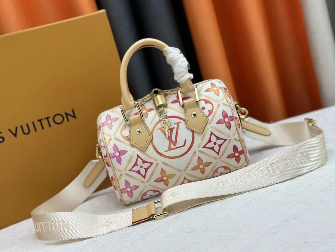 P240 M46234 M11209 Summer red print pillow bag speedy series new season SPEEDY BANDOULIÈRE 20 handbag M11461 This Speedy Bandouliere 20 Xph handbag comes from the LV By The Pool series Monogram Tiles canvas is dip-dyed in unique watercolor tones, and the LV Circle logo is cleverly placed in the center. The exquisite configuration can store mobile phones and short wallets. Dimensions: 20.5 x 13.5x 12 cm (length x height x width)
