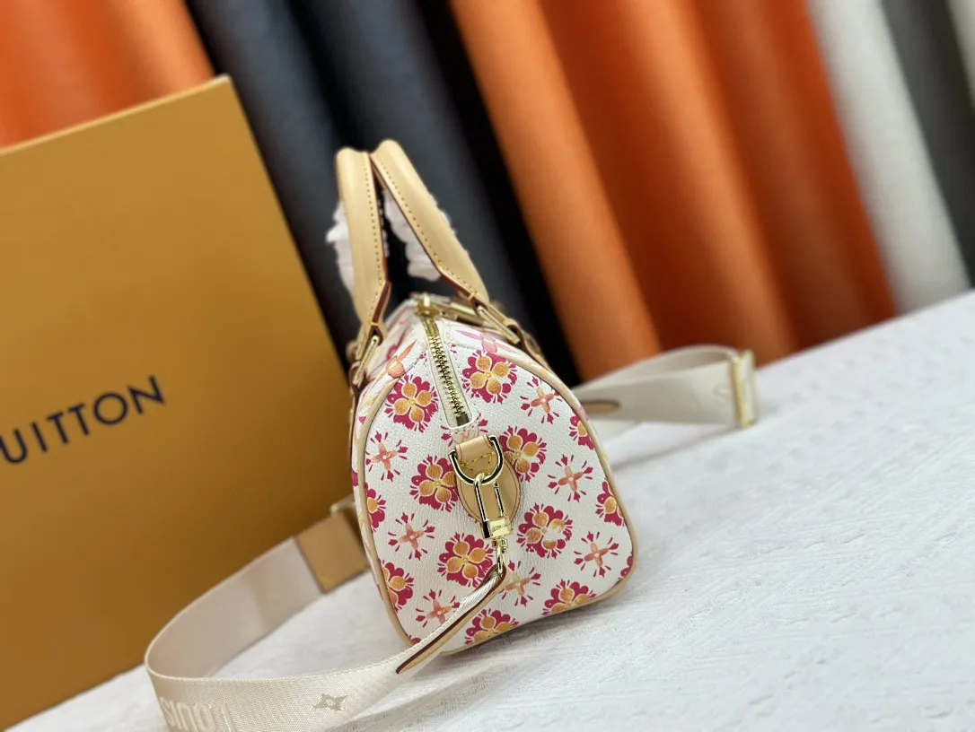 P240 M46234 M11209 Summer red print pillow bag speedy series new season SPEEDY BANDOULIÈRE 20 handbag M11461 This Speedy Bandouliere 20 Xph handbag comes from the LV By The Pool series Monogram Tiles canvas is dip-dyed in unique watercolor tones, and the LV Circle logo is cleverly placed in the center. The exquisite configuration can store mobile phones and short wallets. Dimensions: 20.5 x 13.5x 12 cm (length x height x width)