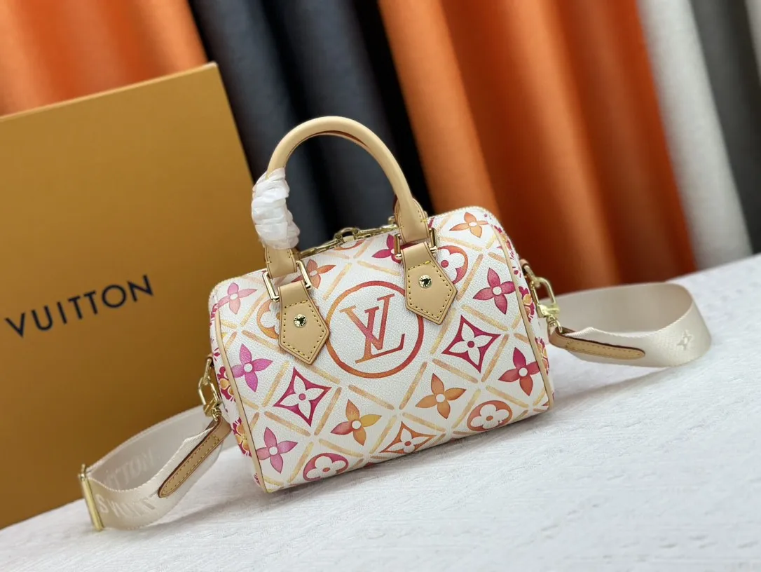 P240 M46234 M11209 Summer red print pillow bag speedy series new season SPEEDY BANDOULIÈRE 20 handbag M11461 This Speedy Bandouliere 20 Xph handbag comes from the LV By The Pool series Monogram Tiles canvas is dip-dyed in unique watercolor tones, and the LV Circle logo is cleverly placed in the center. The exquisite configuration can store mobile phones and short wallets. Dimensions: 20.5 x 13.5x 12 cm (length x height x width)