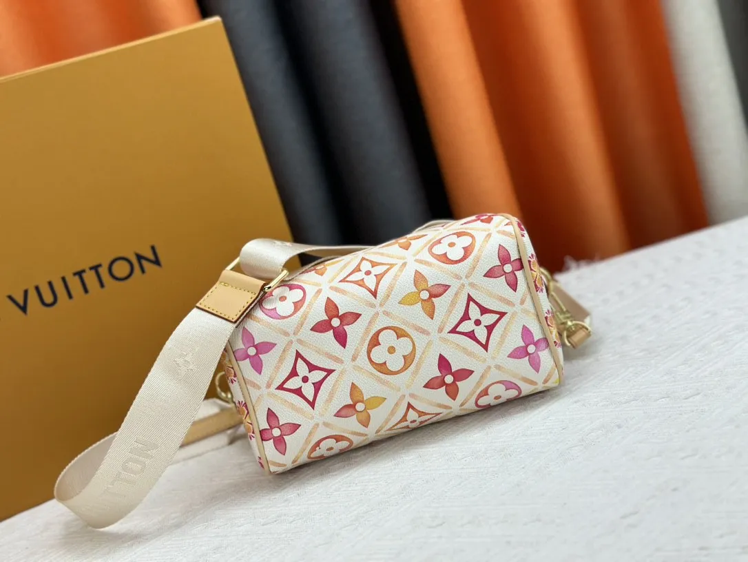 P240 M46234 M11209 Summer red print pillow bag speedy series new season SPEEDY BANDOULIÈRE 20 handbag M11461 This Speedy Bandouliere 20 Xph handbag comes from the LV By The Pool series Monogram Tiles canvas is dip-dyed in unique watercolor tones, and the LV Circle logo is cleverly placed in the center. The exquisite configuration can store mobile phones and short wallets. Dimensions: 20.5 x 13.5x 12 cm (length x height x width)