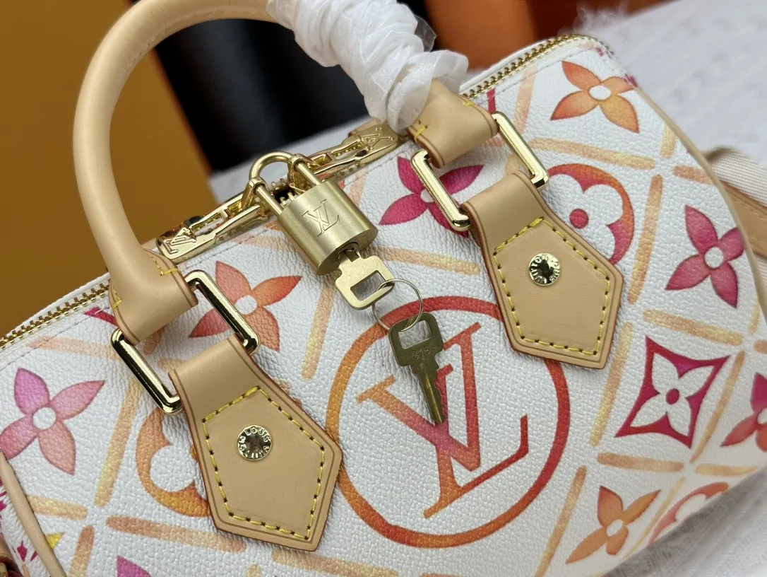 P240 M46234 M11209 Summer red print pillow bag speedy series new season SPEEDY BANDOULIÈRE 20 handbag M11461 This Speedy Bandouliere 20 Xph handbag comes from the LV By The Pool series Monogram Tiles canvas is dip-dyed in unique watercolor tones, and the LV Circle logo is cleverly placed in the center. The exquisite configuration can store mobile phones and short wallets. Dimensions: 20.5 x 13.5x 12 cm (length x height x width)