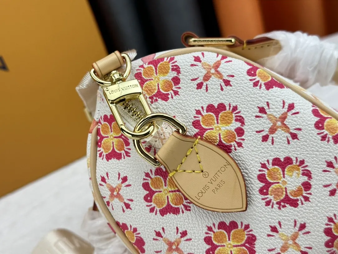 P240 M46234 M11209 Summer red print pillow bag speedy series new season SPEEDY BANDOULIÈRE 20 handbag M11461 This Speedy Bandouliere 20 Xph handbag comes from the LV By The Pool series Monogram Tiles canvas is dip-dyed in unique watercolor tones, and the LV Circle logo is cleverly placed in the center. The exquisite configuration can store mobile phones and short wallets. Dimensions: 20.5 x 13.5x 12 cm (length x height x width)