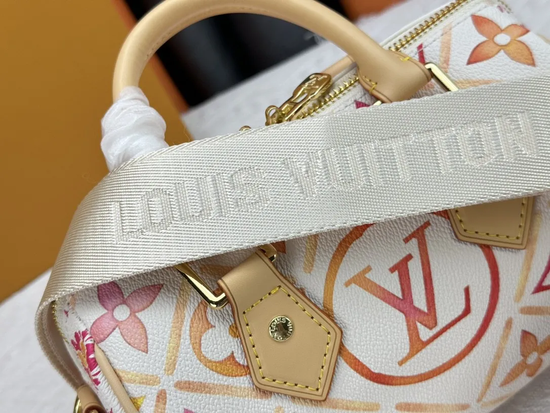 P240 M46234 M11209 Summer red print pillow bag speedy series new season SPEEDY BANDOULIÈRE 20 handbag M11461 This Speedy Bandouliere 20 Xph handbag comes from the LV By The Pool series Monogram Tiles canvas is dip-dyed in unique watercolor tones, and the LV Circle logo is cleverly placed in the center. The exquisite configuration can store mobile phones and short wallets. Dimensions: 20.5 x 13.5x 12 cm (length x height x width)