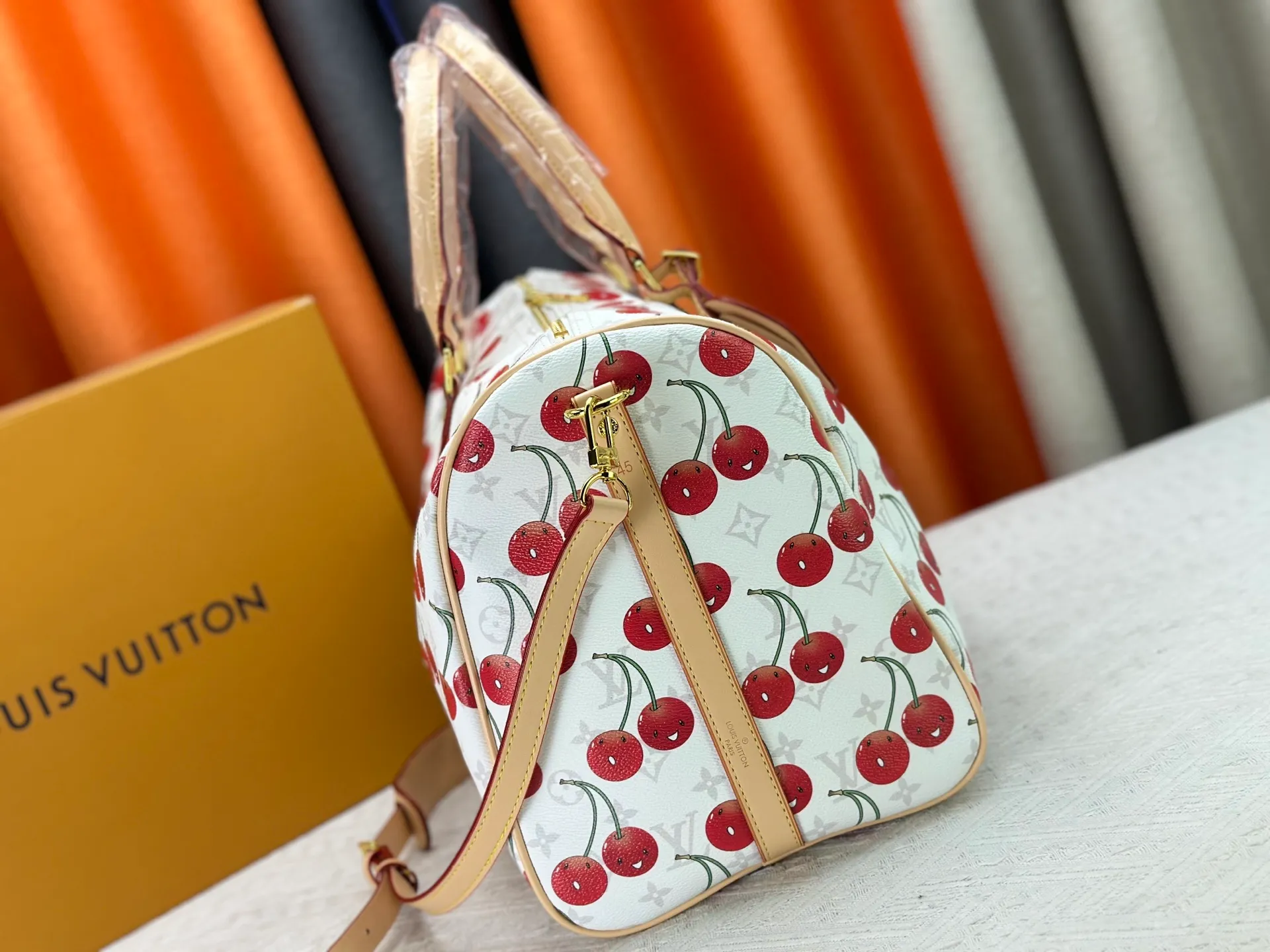230 M13764 M41416 🍒Keepall Bandoulière 45 travel bag has a new look with the Louis Vuitton x Takashi Murakami replica series. Classic Monogram canvas features a patchwork pattern of sweet cherries and a bold lining that reflects the playful aesthetic of renowned Japanese artist Takashi Murakami. Side straps, top handles and adjustable shoulder straps reveal the natural color of the leather, while dazzling hardware completes the look.  27 x 20 x 45 cm (H x W x L) Carry-on dimensions Monogram coated canvas Cow leather trim Textile lining Metal hardware Double zipper closure Internal zip pocket Padlock Designer tag, hot stampable Shoulder strap: removable, adjustable Half-length strap: 36.0 cm Half-length strap adjustable to: 50.0 cm Handle: Double handle