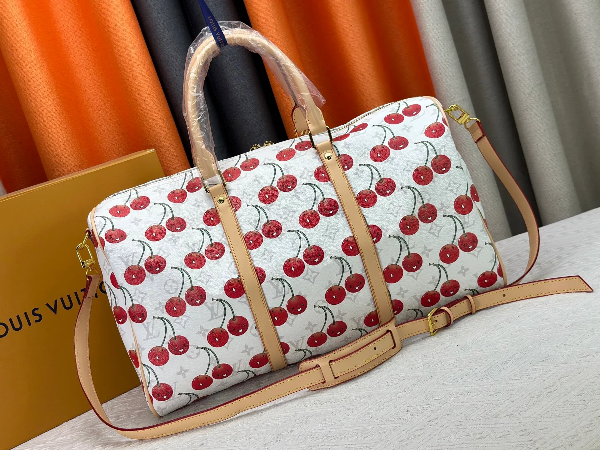 230 M13764 M41416 🍒Keepall Bandoulière 45 travel bag has a new look with the Louis Vuitton x Takashi Murakami replica series. Classic Monogram canvas features a patchwork pattern of sweet cherries and a bold lining that reflects the playful aesthetic of renowned Japanese artist Takashi Murakami. Side straps, top handles and adjustable shoulder straps reveal the natural color of the leather, while dazzling hardware completes the look.  27 x 20 x 45 cm (H x W x L) Carry-on dimensions Monogram coated canvas Cow leather trim Textile lining Metal hardware Double zipper closure Internal zip pocket Padlock Designer tag, hot stampable Shoulder strap: removable, adjustable Half-length strap: 36.0 cm Half-length strap adjustable to: 50.0 cm Handle: Double handle