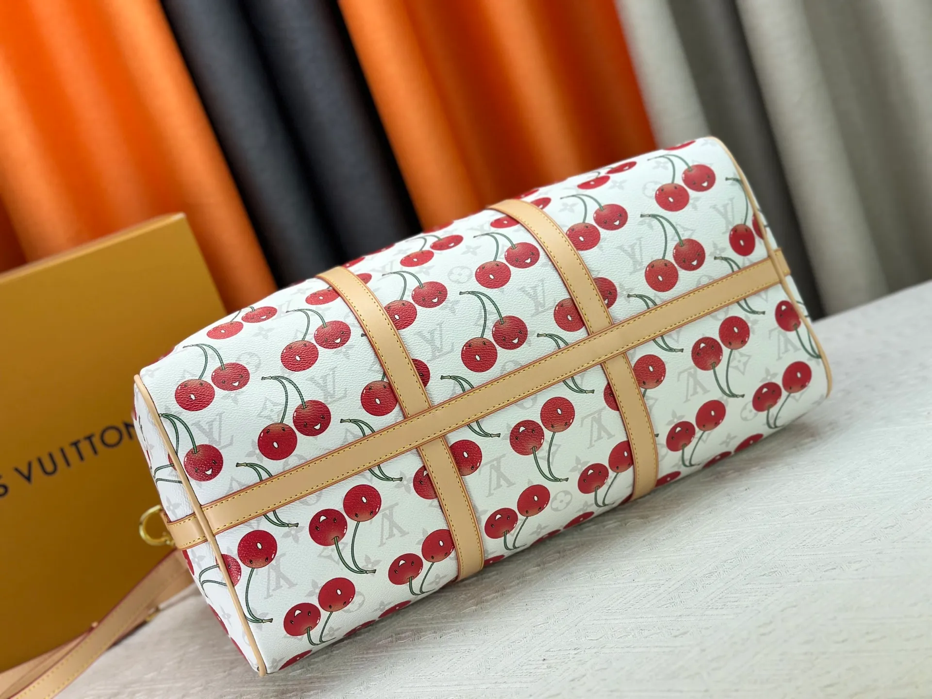 230 M13764 M41416 🍒Keepall Bandoulière 45 travel bag has a new look with the Louis Vuitton x Takashi Murakami replica series. Classic Monogram canvas features a patchwork pattern of sweet cherries and a bold lining that reflects the playful aesthetic of renowned Japanese artist Takashi Murakami. Side straps, top handles and adjustable shoulder straps reveal the natural color of the leather, while dazzling hardware completes the look.  27 x 20 x 45 cm (H x W x L) Carry-on dimensions Monogram coated canvas Cow leather trim Textile lining Metal hardware Double zipper closure Internal zip pocket Padlock Designer tag, hot stampable Shoulder strap: removable, adjustable Half-length strap: 36.0 cm Half-length strap adjustable to: 50.0 cm Handle: Double handle